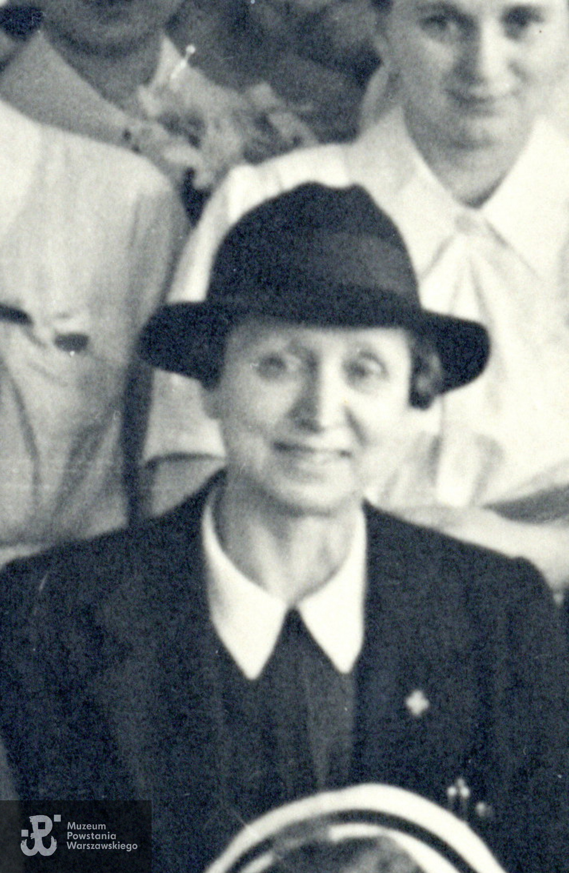 W Warszawskiej Szkoły Pielęgniarstwa, 1943 rok, fragment szerszego ujęcia. Fot. ze zbiorów prywatnych, udostępnili p. Jacek Krzysztof Moskwa i p. Stanisława Piotr Moskwa, synowie piel. Feliksy Tomaszewskiej ps. Elipsa. Skany wykonano w Muzeum Powstania Warszawskiego, 03/2024