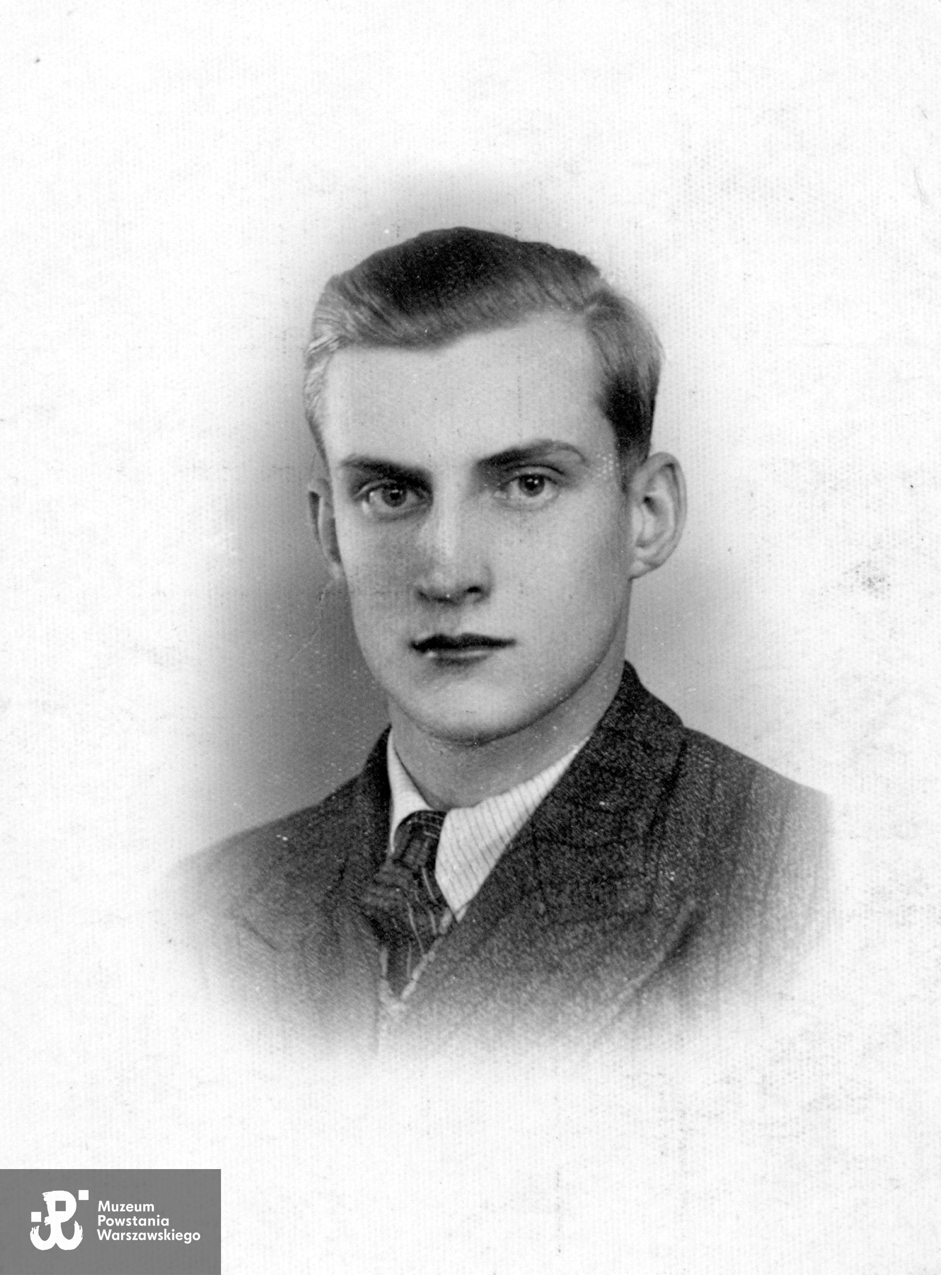 Jan Grzegorz Białecki ps. Krótki. Fot. ze zbiorów rodzinnych, udostępnili p. Jan Białecki i p. Elżbieta Frontczak z domu Białecka. Skany wykonano w Muzeum Powstania Warszawskiego