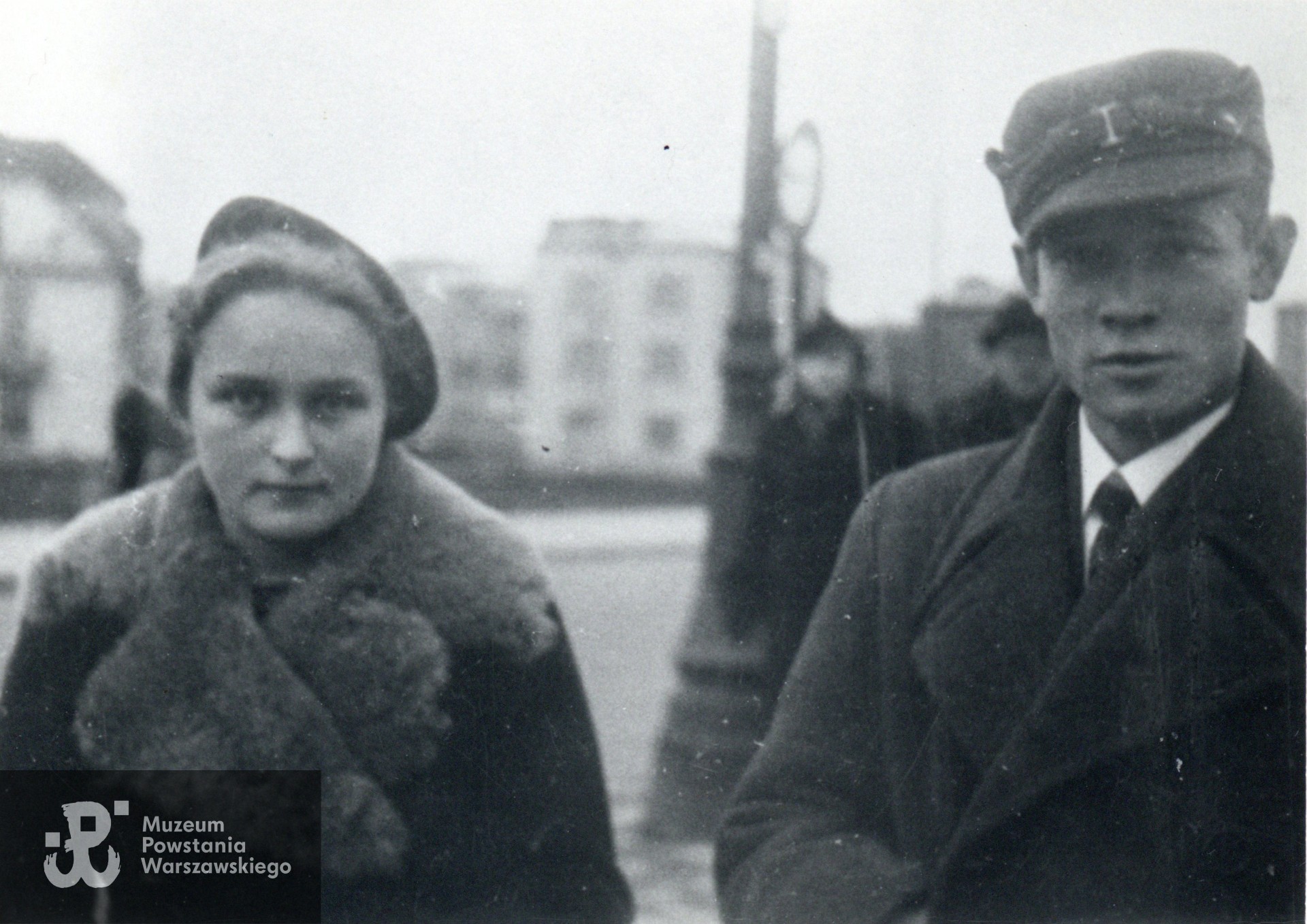  Fotografia z okresu okupacji niemieckiej wykonana w marcu 1944 roku.  Halina Rutkowska „Mała” z bratem ciotecznym Czesławem Cyglerem „Dzidkiem" (1919-1945), żołnierzem Armii Krajowej, zabitym przez sowietów w napadzie rabunkowym.  Fot. ze zbiorów prywatnych Pani Haliny Rogozińskiej z domu Rutkowskiej. Skany wykonano w Muzeum Powstania Warszawskiego, 11/2024. 