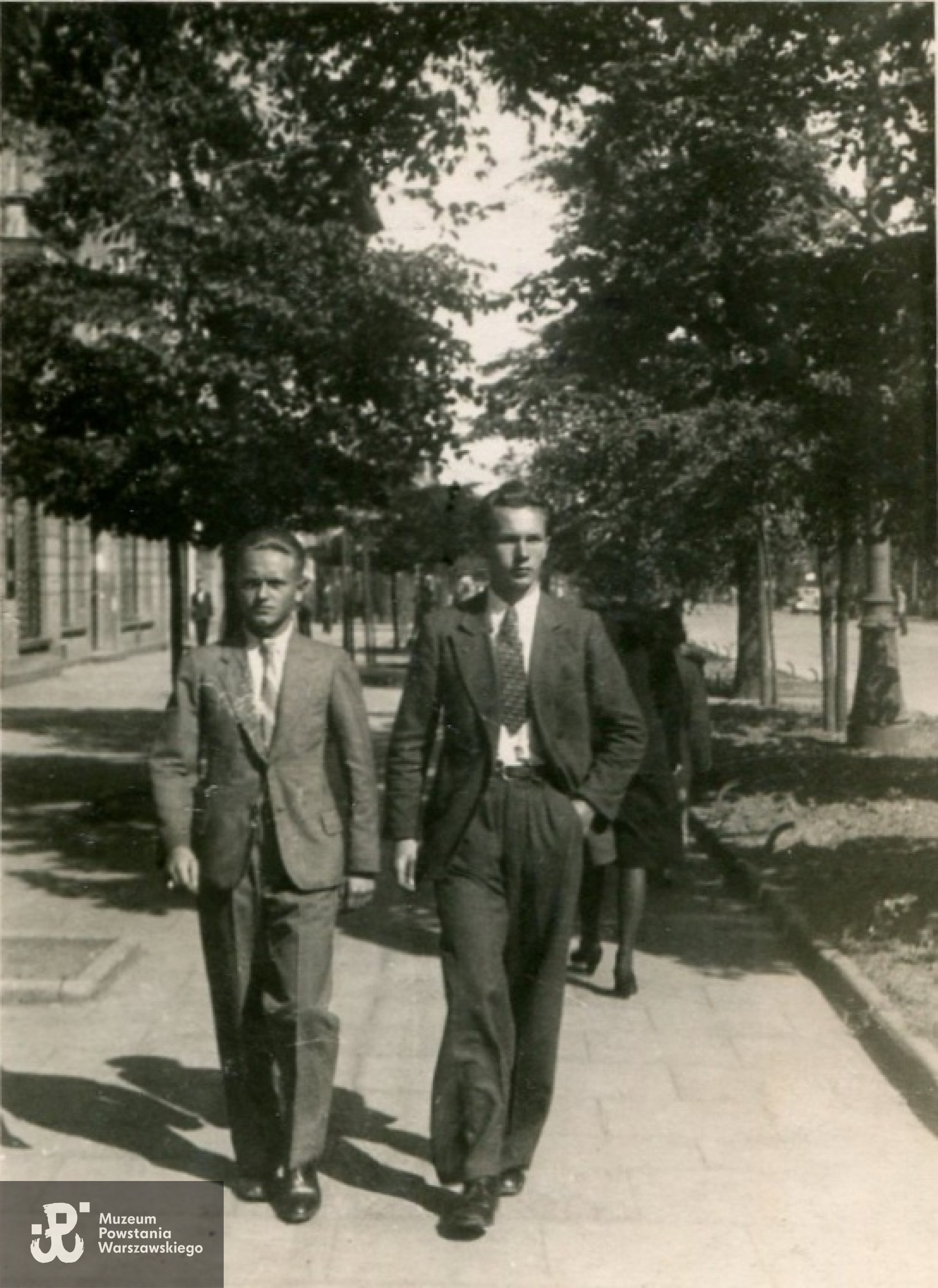 Okupowana Warszawa, czerwiec 1943, Al. Jerozolimskie. Witold Bartnicki "Wiktor" i st. strz. Tadeusz Zarachowicz "Konieczny" z Obwodu AK "Dary" biorącego latem 1943 r. udział w akcji "Taśma". "Konieczny" wojny nie przeżył, aresztowany w kwietniu 1944 r. zginął rok później w niemieckim obozie koncentracyjnym KL Gross-Rosen.