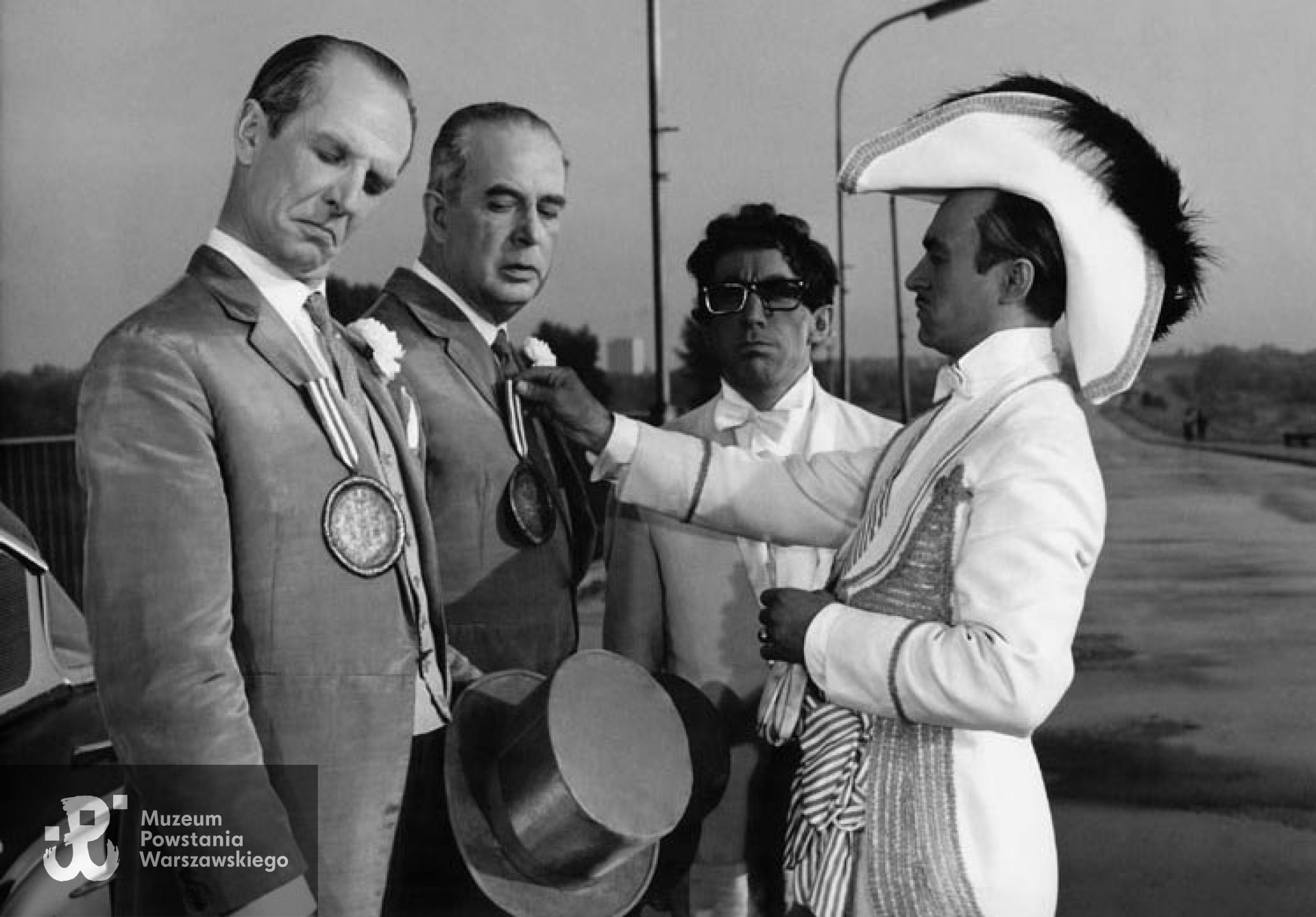 Kard z filmu "Upał" (1964), od lewej: Jeremi Przybora, Jerzy Wasowski, Zdzisław Leśniak i Wiesław Michnikowski. Fot. Muzeum Kinematografii w Łodzi