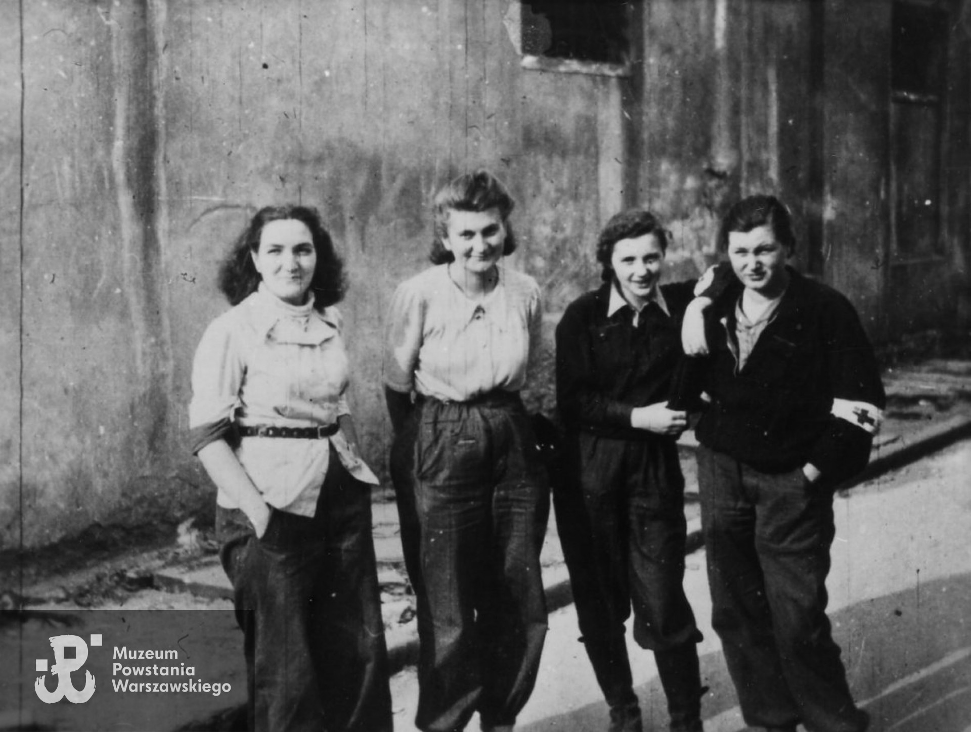 Fotografia z Powstania Warszawskiego, sanitariuszki  2. kompanii „Szare Szeregi” (batalion „Kiliński") na terenie Poszty Głównej. Od lewej: Lucyna Kozińska ps. Stella, Krystyna  (Irena) Pietrasz ps. Ewa, Teofila Jaroszyńska ps. Stokrotka i Stanisława Kozińska ps. Ogrodniczka.  Fot. ze zbiorów Muzeum Powstania Warszawskiego (P/3362, album  "Kompania "Szare Szeregi" Batalionu Armii Krajowej "Kiliński").