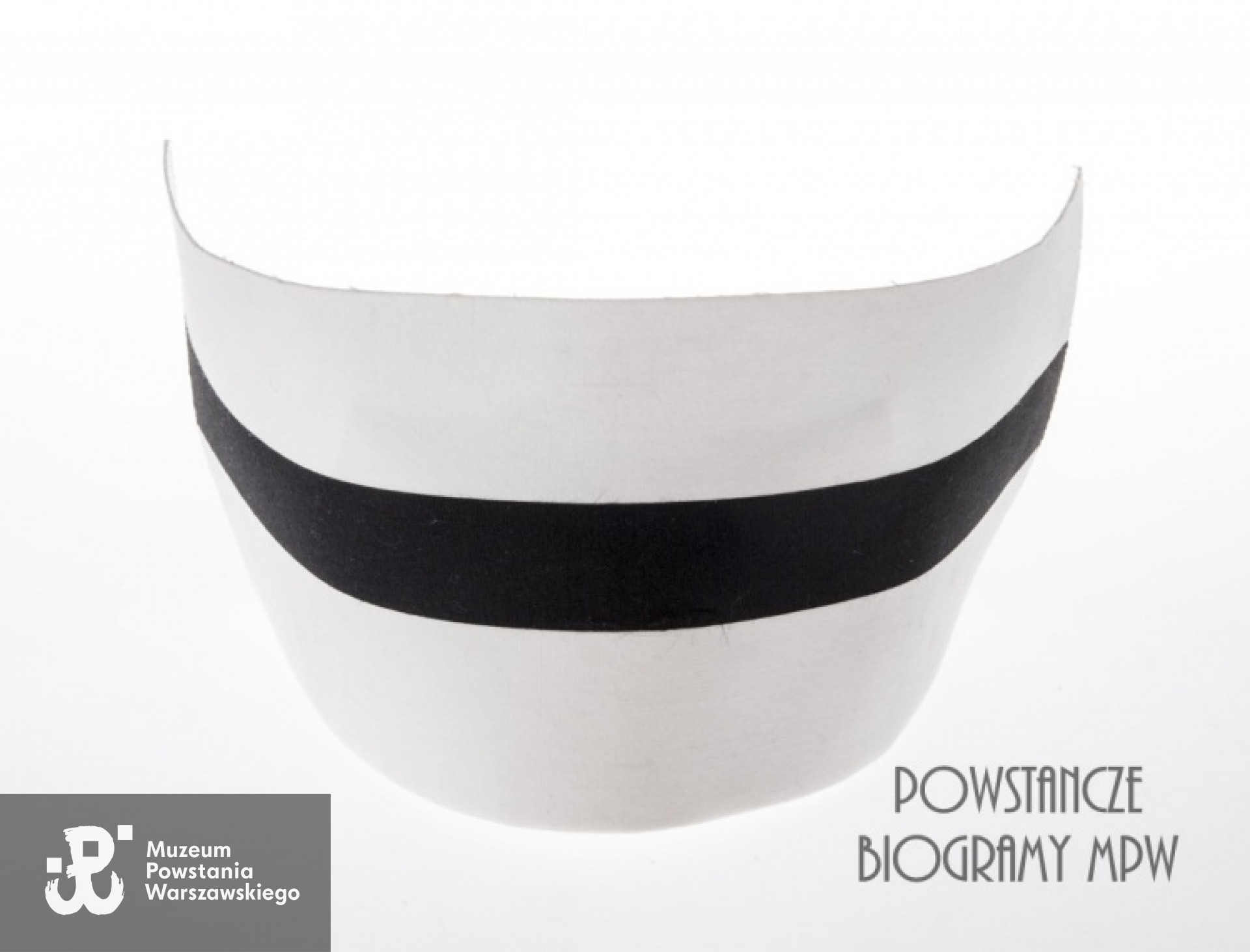 Czepek Barbary Wardy, pielęgniarki szpitala przy ul. Płockiej. Ze zbiorów Muzeum Powstania warszawskiego, sygn. przedmiotu MPW-M-1811