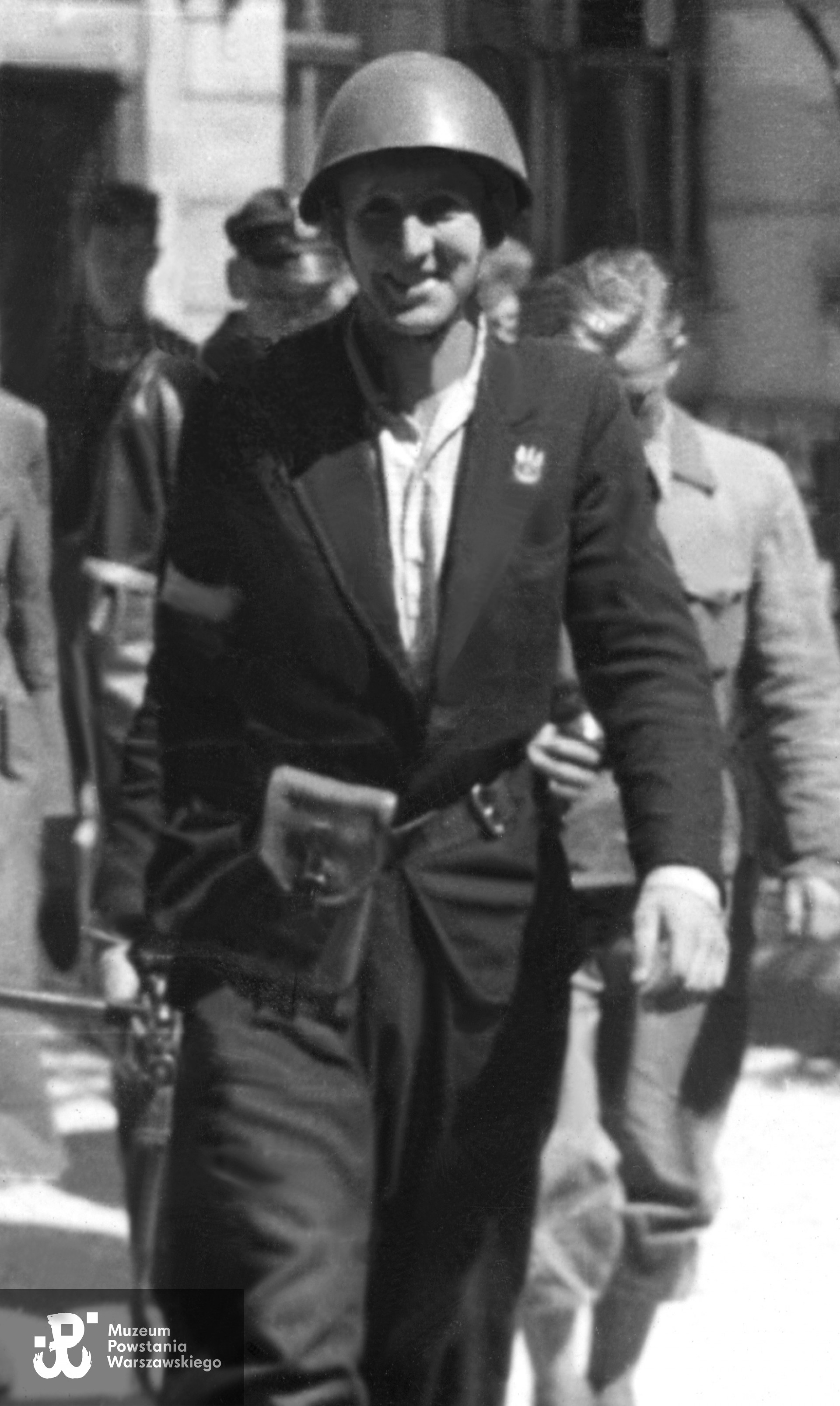 Władysław Wojewódzki "Kaszub" w Śródmieściu, podczas Powstania Warszawskiego. Powiększony fragment szerszego ujęcia (MPW-IK/1931,  MPW-IN/3272)