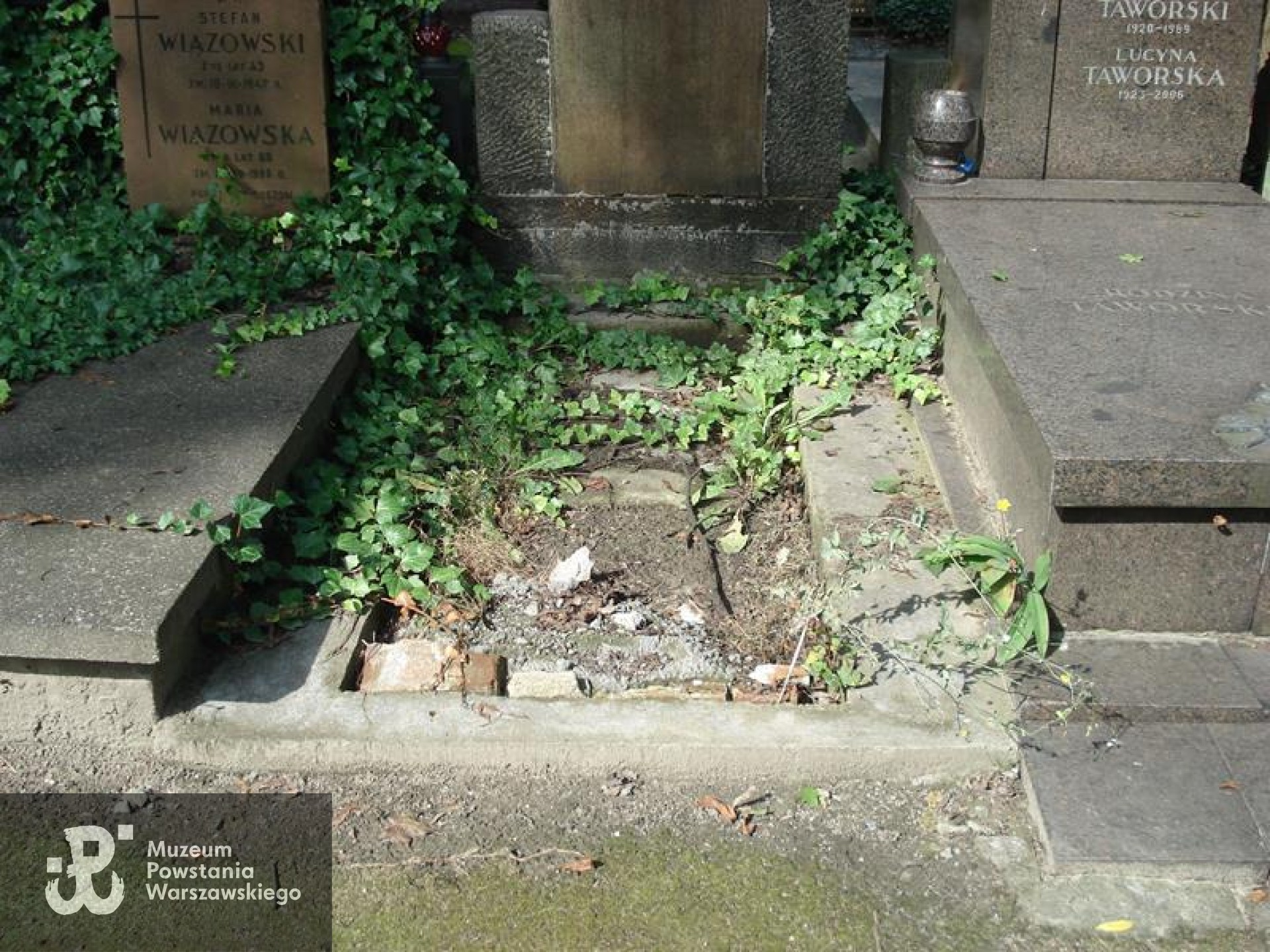 Cmentarz Powązkowski w Warszawie (Stare Powązki), kwatera 240, rząd 5, grób 25, grób rodzinny, miejsce pochowania por.  Jerzego Umińskiego i jego syna Andrzeja (1932-2021). Stan przed renowacją. Fot. Warszawskie Zabytkowe Pomniki Nagrobne:  serwis mapowy m. st. Warszawy: <i>cmentarze.um.warszawa.pl</i>