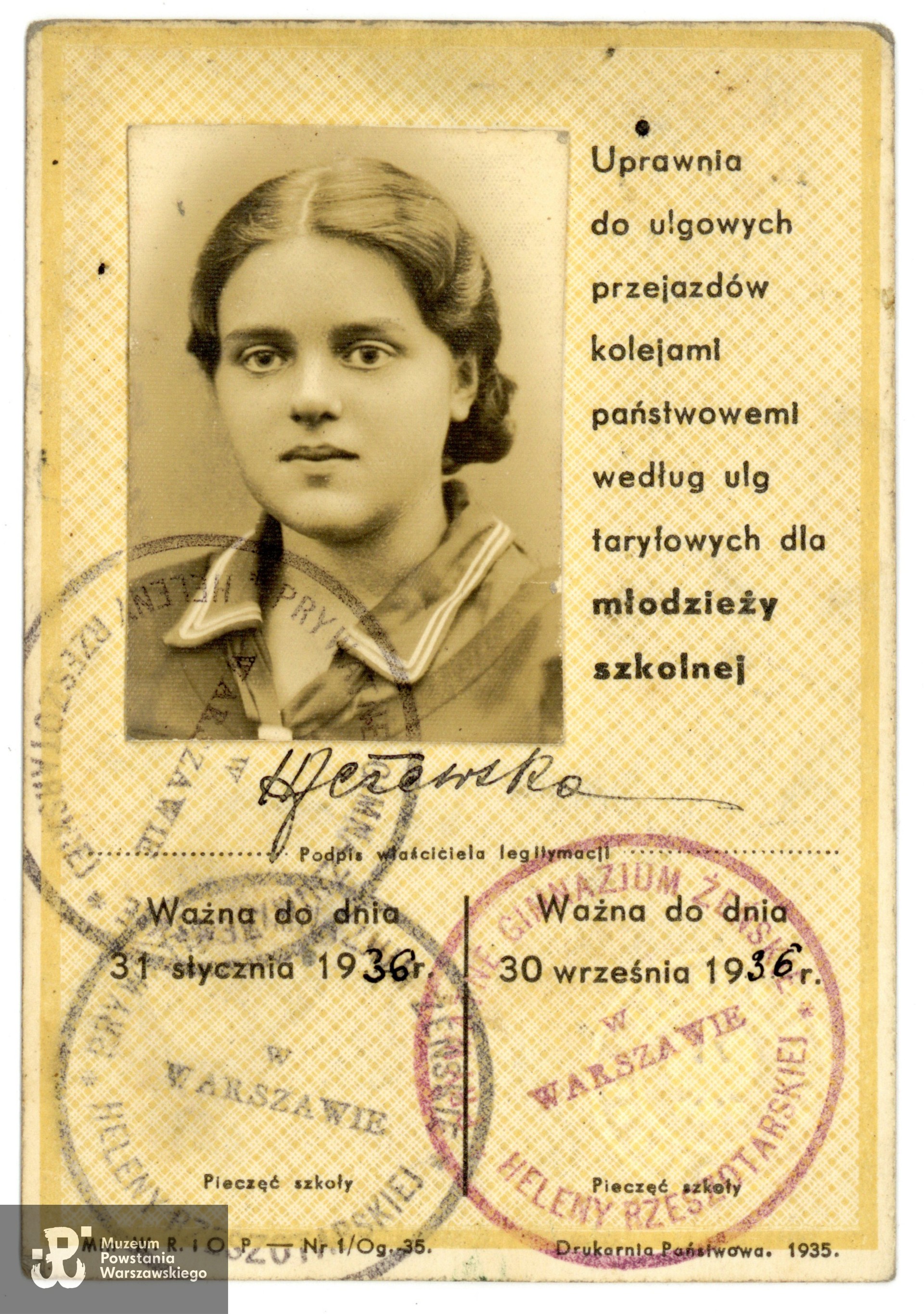 Należąca do Heleny Jeżewskiej legitymacja gimnazjalna wystawiona na rok szkolny 1935/1936. Ze zbiorów prywatnych p. Krystiana Manukyana, skan wykonano w Muzeum Powstania Warszawskiego, 10/2025