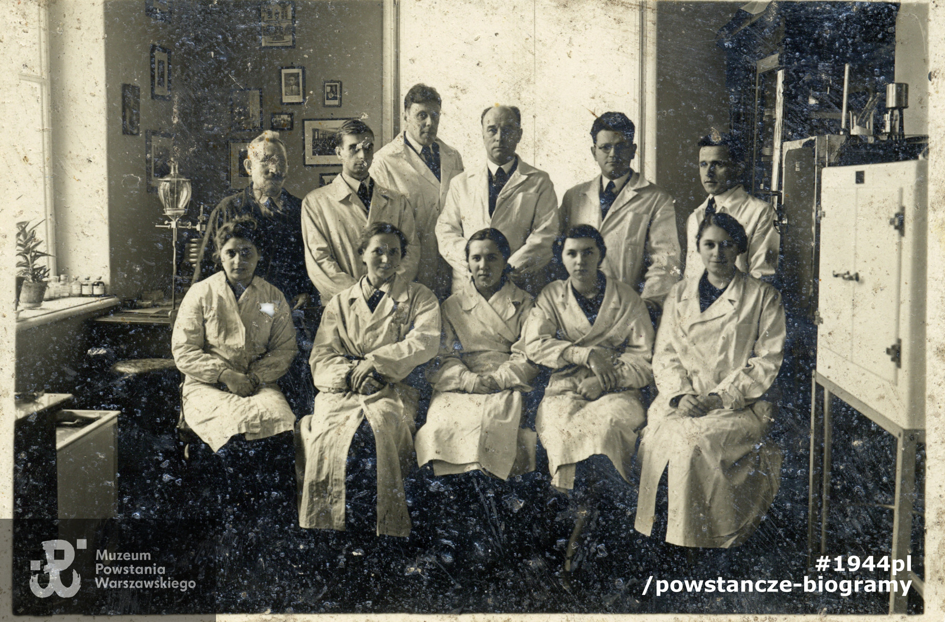 Fotografia, która przetrwała wojenną zawieruchę, z widocznymi śladami uszkodzenia zdjęcia. Jerzy Tyrawski w gronie lekarzy weterynarii, widoczny na zdjęciu w rzędzie II, stojący drugi od lewej. Fot. ze zbiorów rodzinnych p.  Ewy Kołaczkowskiej z domu Tyrawskiej, córki Jerzego Tyrawskiego