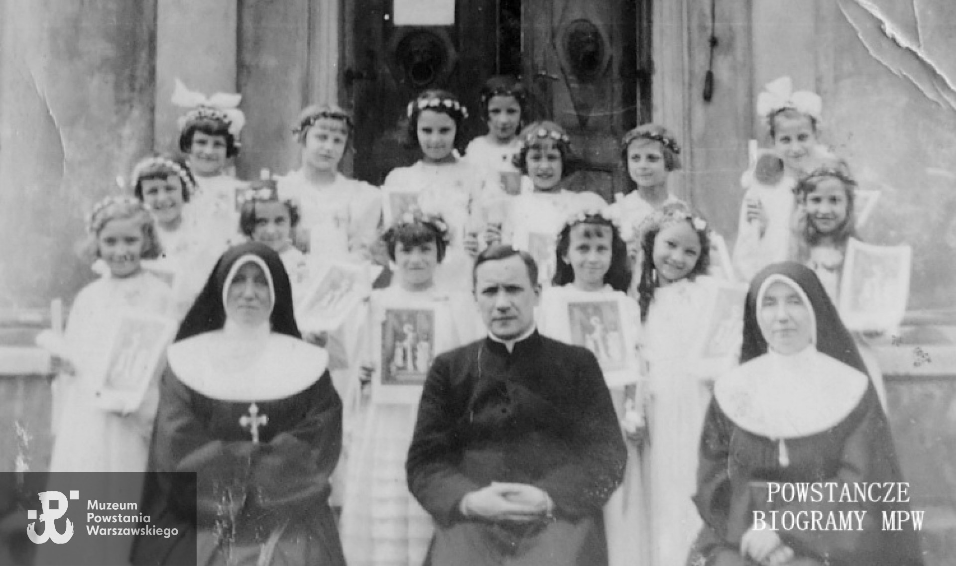 I Komunia Św. u Sióstr Rodziny Maryi  przy ul. Żytniej 3/9 w Warszawie. Stanisława Kruszewska stoi za zakonnicą po lewej stronie. Fot. z archiwum rodzinnego Marii Holki