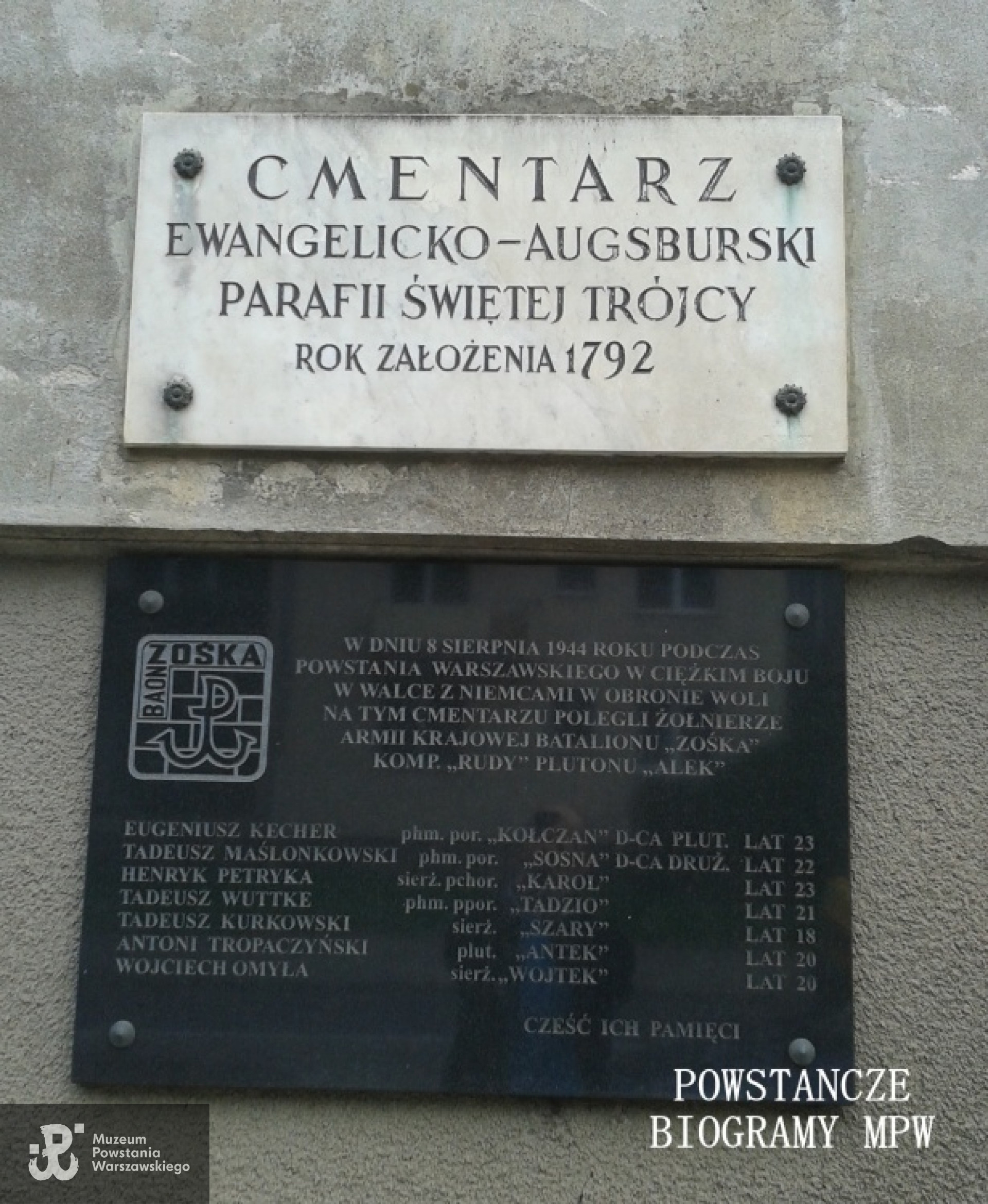Tablica pamiątkowa na murze cmentarza Ewangelicko-Augsburskiego  Parafii Św. Trójcy. Fot. Mariusz Skroński