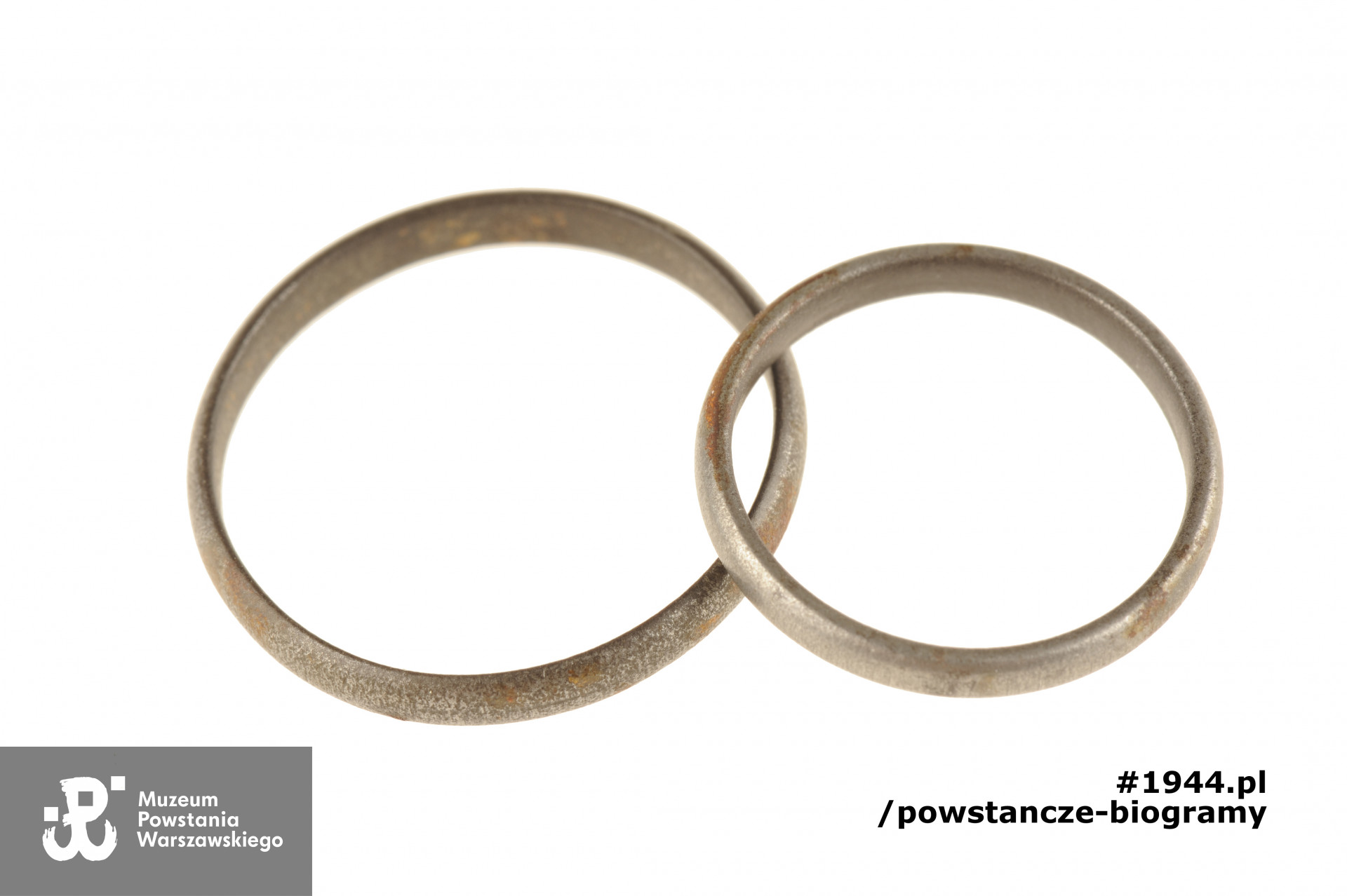 Należące do podporucznika Stanisława Swinarskiego ps. "Sułtan", "Poraj"  strz. Cecylii Tomiry Pakowskiej ps. "Mirka" z VII Obwodu "Obroża" Warszawskiego Okręgu AK stalowe obrączki   z łusek od pocisków wykonane w rusznikarni przy ul. Poznańskiej 12. Ze zbiorów Muzeum Powstania Warszawskiego, sygn. P/2955, numer inwentarzowy MPW-M/2236