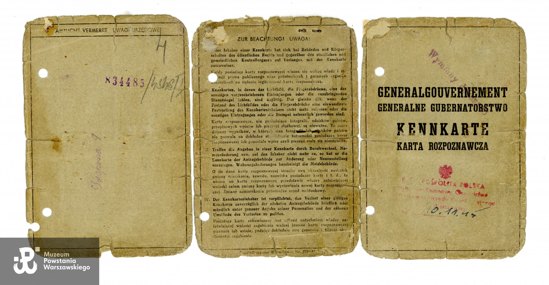 Kennkarta (ze zdjęciem) wystawiona na nazwisko Adam Szczepan Dziembowski. Ze zbiorów Muzeum Powstania Warszawskiego, sygn. P/8185