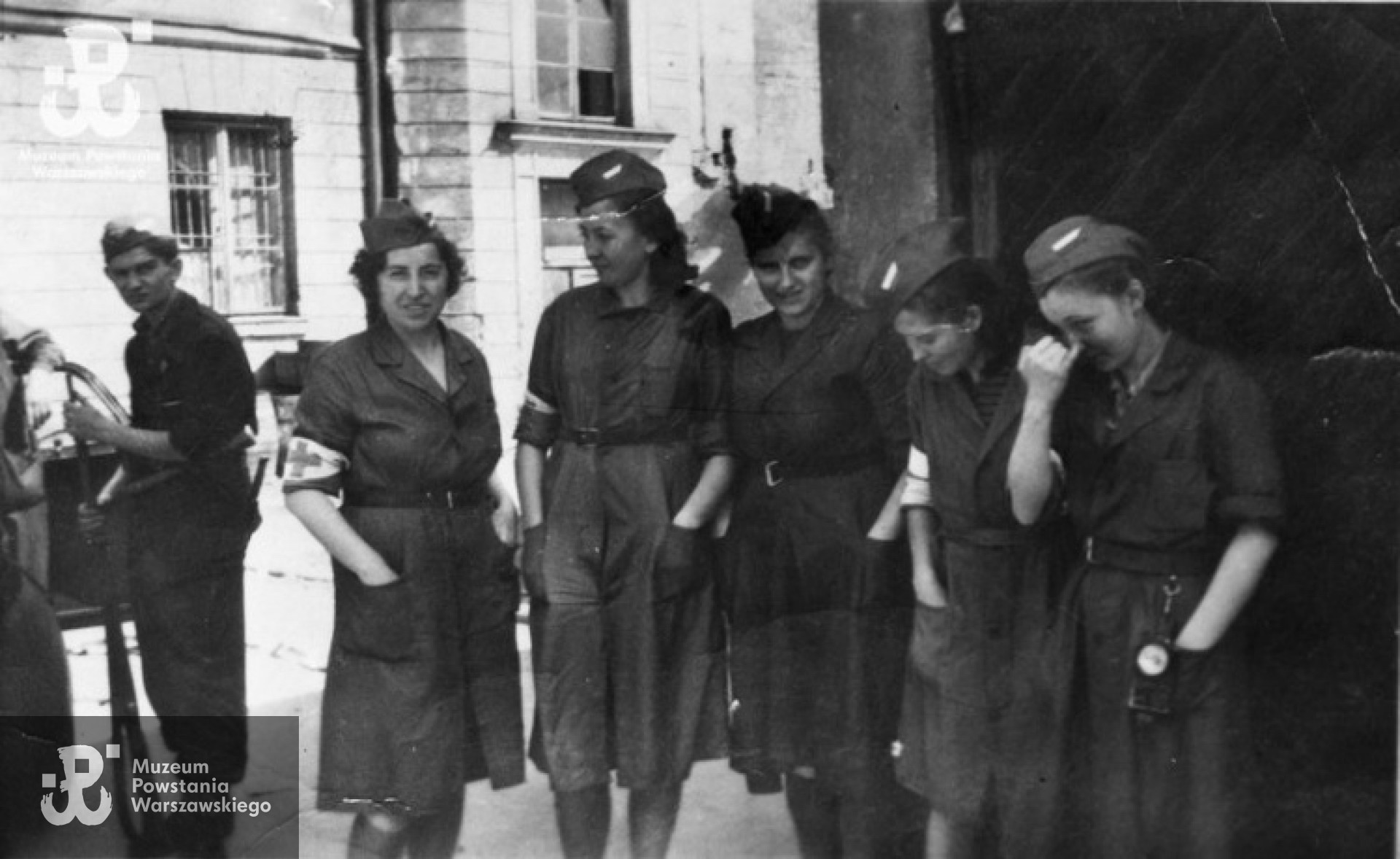 Śródmieście Północne. Sanitariuszki Kompanii Szturmowej "Stefan" Batalionu "Rum" na podwórzu kamienicy przy ulicy Marszałkowskiej 125. Druga od lewej Janina Maria Odolska "Antokol". Autor: Zygmunt Kukieła ps. "Zetka". Fot. ze zbiorów Fototeki MPW, sygn. MPW-IN/9062