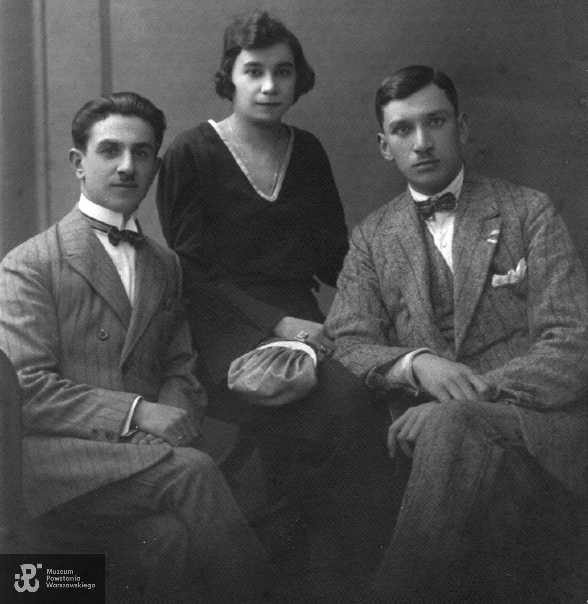 Od prawej siedzą: Edmund Rzewuski i jego siostra Aleksandra z mężem Antonim Gilewskim, zdjęcie wykonano ok. 1930 r.