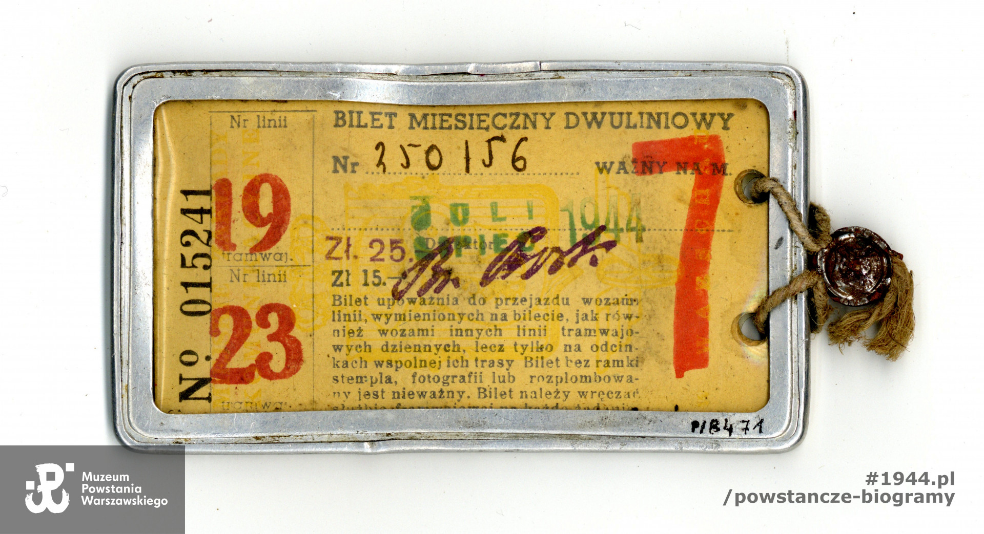 Należący do Mirosława Komarnickiego bilet na linie tramwajowe dzienne 19 i 23,  oprawiony w metalową ramkę, zaplombowany. Ze zbiorów Muzeum Powstania Warszawskiego, sygn. MPW-A-10927 (P/8471/16)