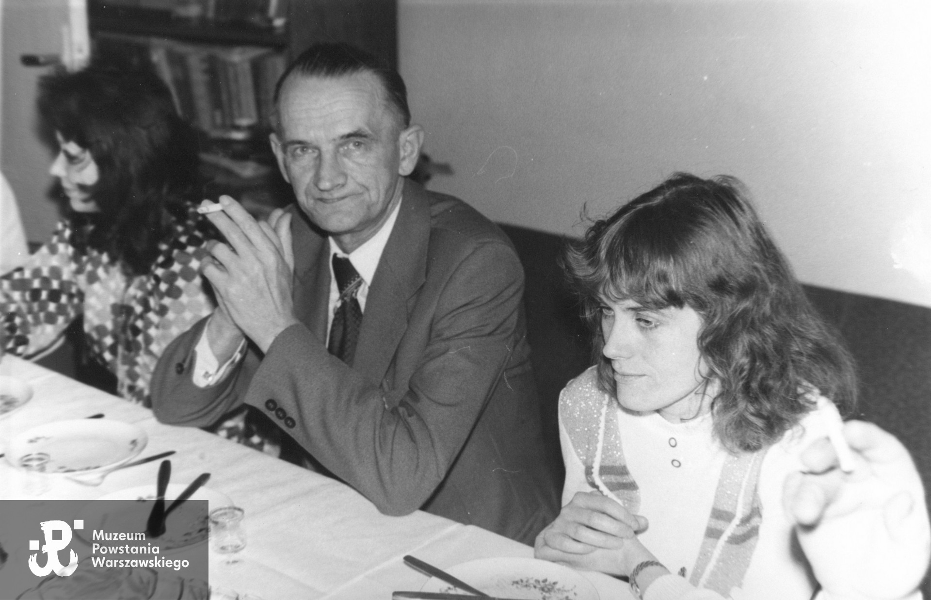 Mieczysław Szczurowski na spotkaniu rodzinnym, z obu stron widoczne synowe Mieczysława Szczurowskiego. Fot. ze zbiorów rodzinnych udostępnione dzięki uprzejmości p. Ewy Pośnik. Skan wykonany w Muzeum Powstania Warszawskiego, 2021.