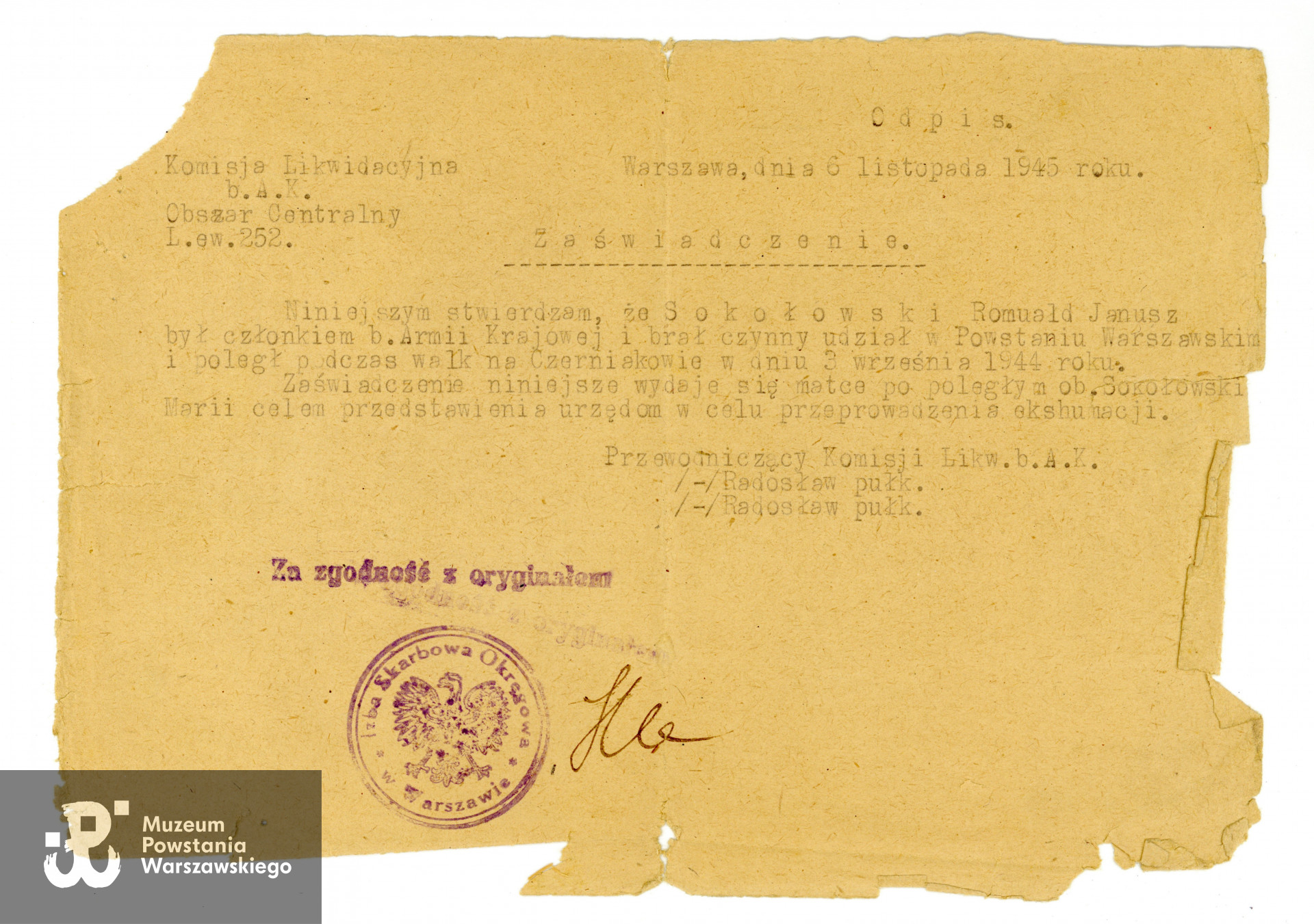 Odpis zaświadczenia wystawionego przez Komisję Likwidacyjną b. AK Obszaru Centralnego, stwierdzające, że Romuald Janusz Sokołowski był żołnierzem Armii Krajowej i brał czynny udział w Powstaniu Warszawskim. Zaświadczenie wydane matce, Marii Sokołowskiej w celu przeprowadzenia ekshumacji. Ze zbiorów Muzeum Powstania Warszawskiego, MPW-A-9093.