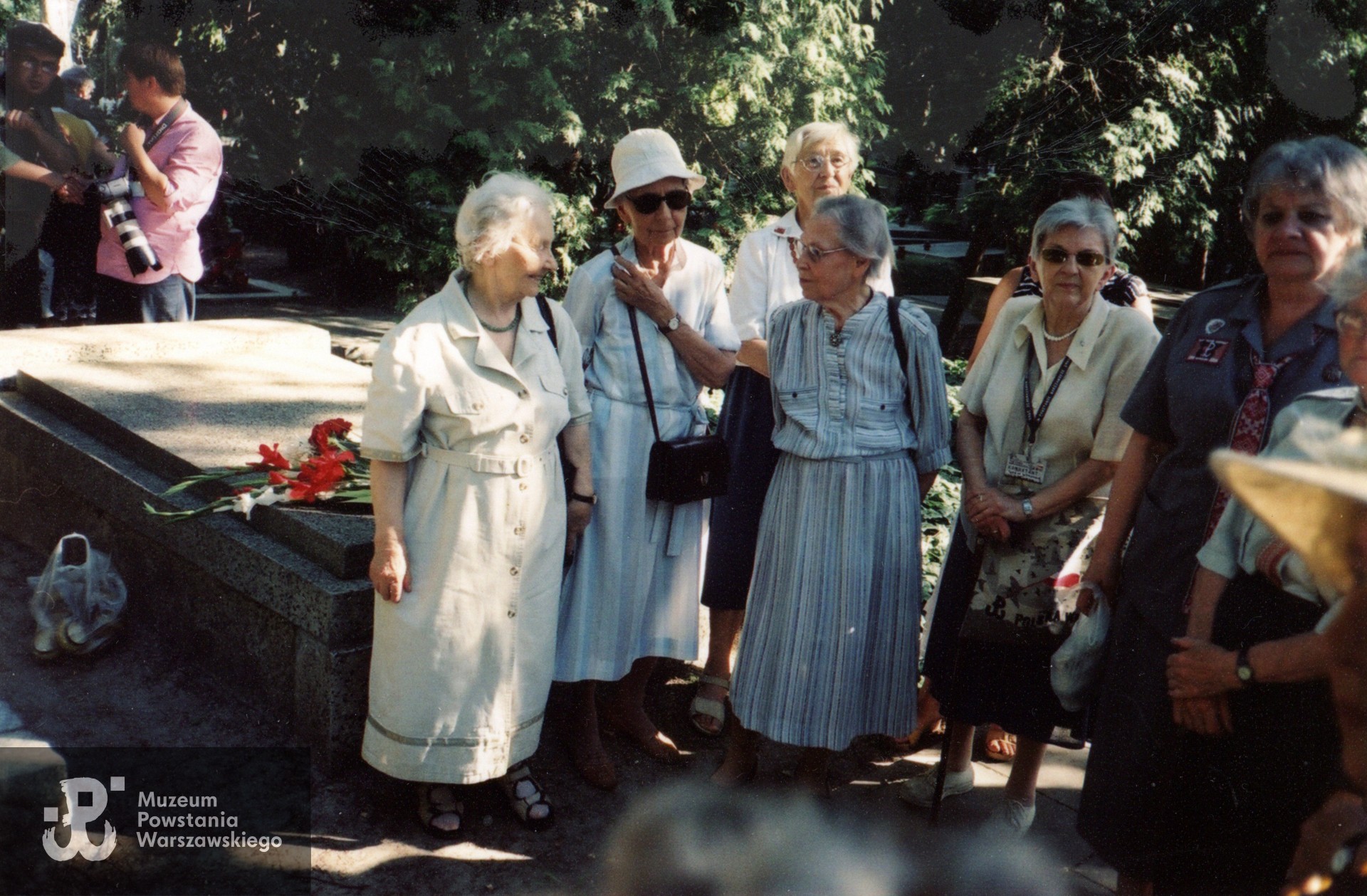 Cmentarz Powązki Wojskowe - 1 sierpnia 2001, rocznica wybuchy Powstania Warszawskiego. Józefa Felińska-Marciniak stoi pierwsza z prawej strony. Fot. ze zbiorów prywatnych p. Józefy Marciniak ps. Kropka. Skany wykonano w Muzeum Powstania Warszawskiego, 04/2024.