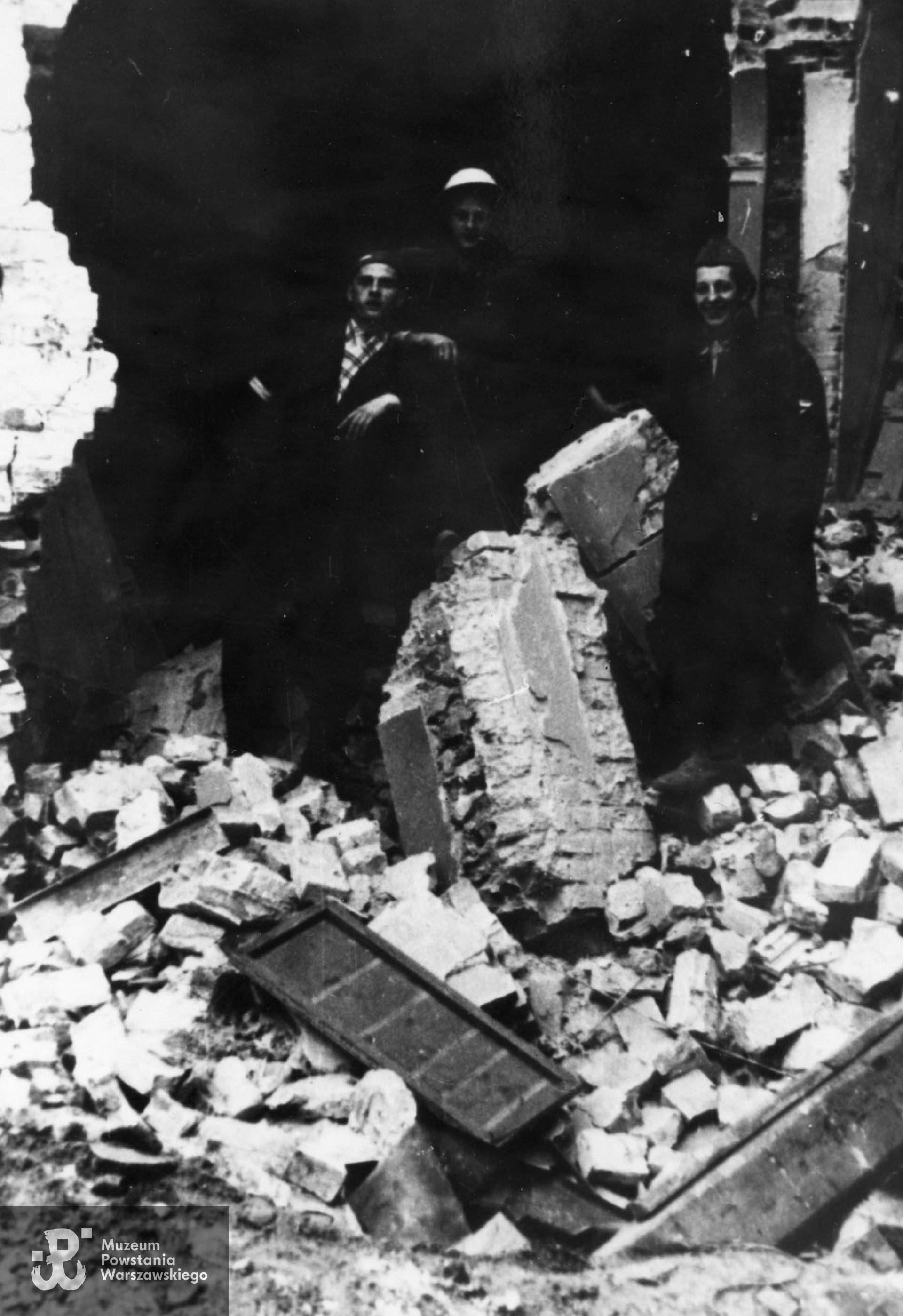  Ujęcie tożsame - zbiory Muzeum Powstania Warszawskiego, sygn. MPW-IP/7221. Od lewej: Bronisław Borowski, NN, st. strz. Zygmunt Ochmański "Lusia". 