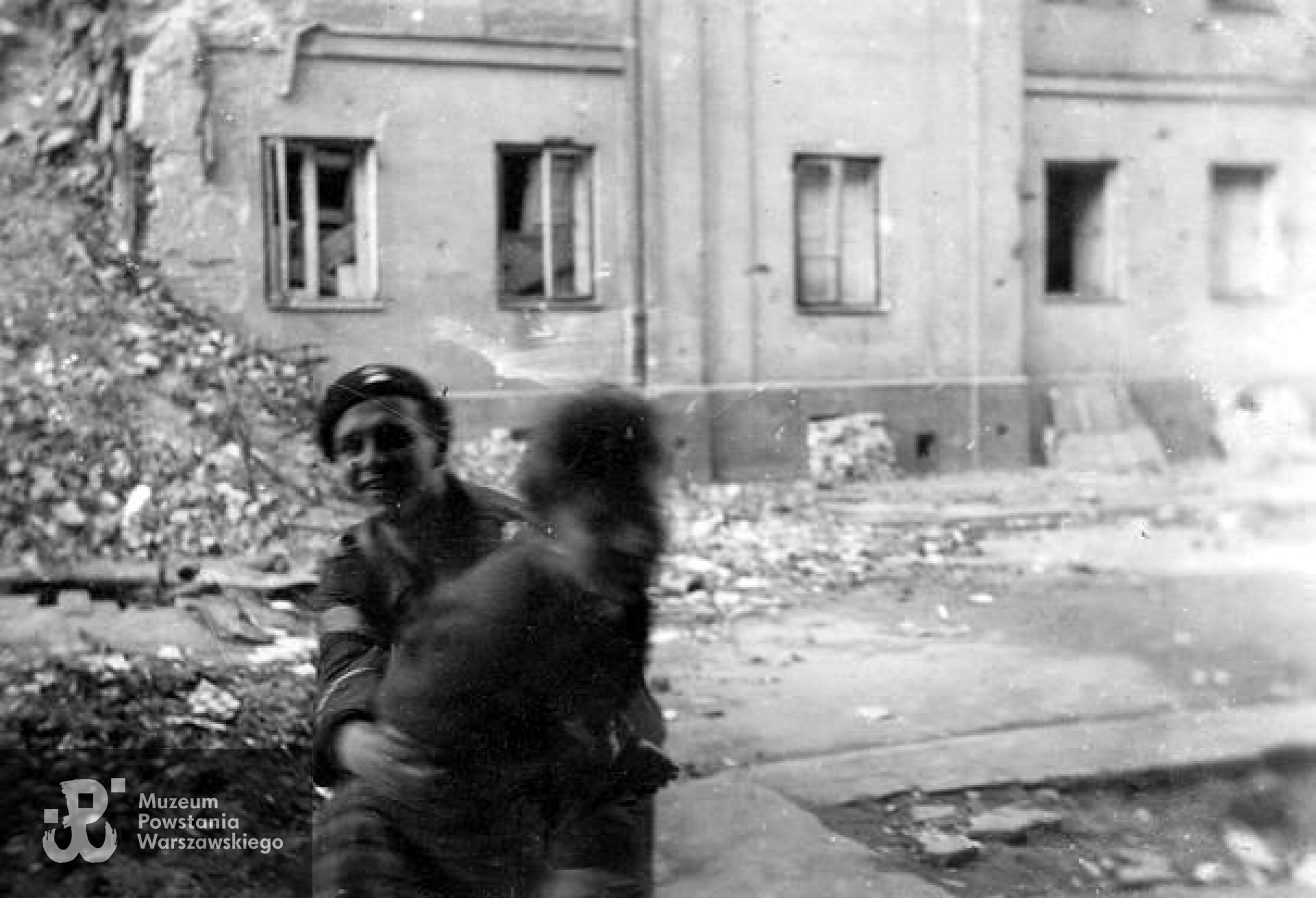 Adam Bóbr. Chmielna 61. Zdjęcie wykonała Maria Jezierska pseudonim "Bogdańska". Ze zbiorów Archiwum 2 HBAP Żbik".