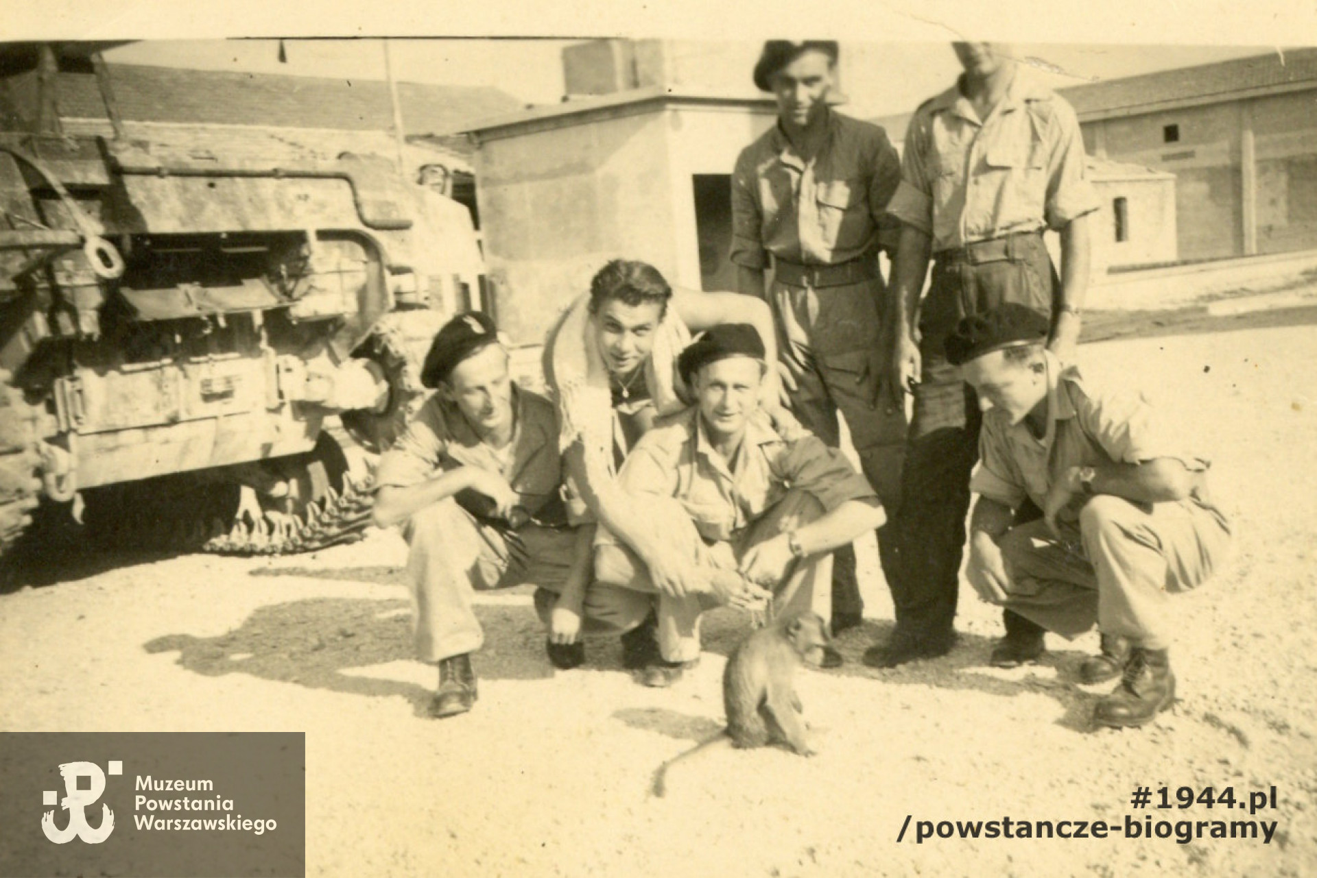 Fotografia z okresu służby w PSZ. Żołnierze pozujący do zdjęcia z małpką. Stanisław Nowakowski  prawdopodobnie kuca pierwszy z prawej strony. Ze zbiorów rodzinnych,  p. Marii i  Wojciecha Łękawskich