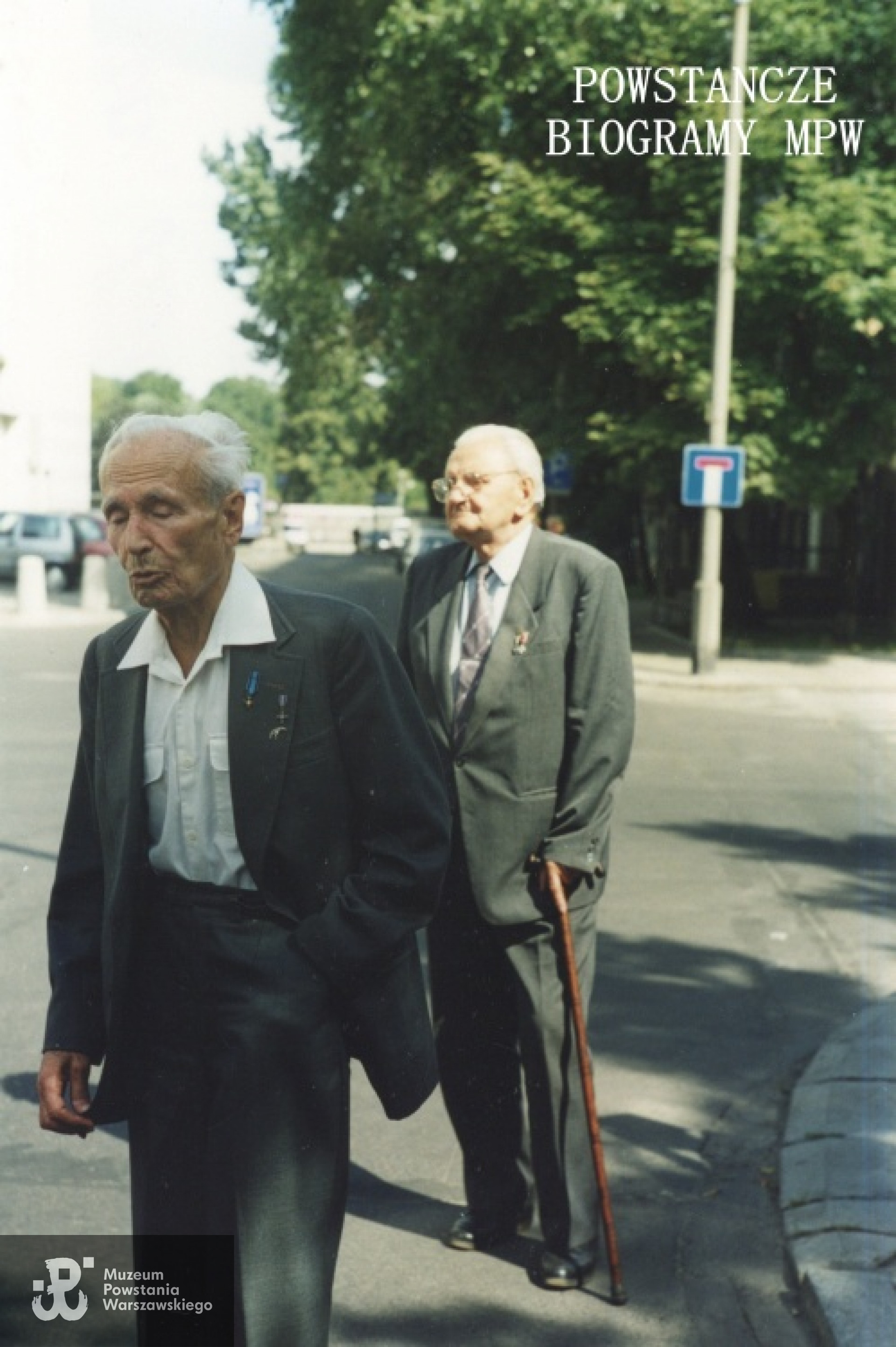 Kazimierz Leski „Bradl” (pierwszy z lewej), za nim kpt. "Ziuk" (Józef Roman). Fot. z archiwum rodzinnego Marii Bourquin - Rulskiej, łączniczki batalionu "Miłosz". Zdjęcie obecnie w zbiorach MPW, sygn. P/8458
