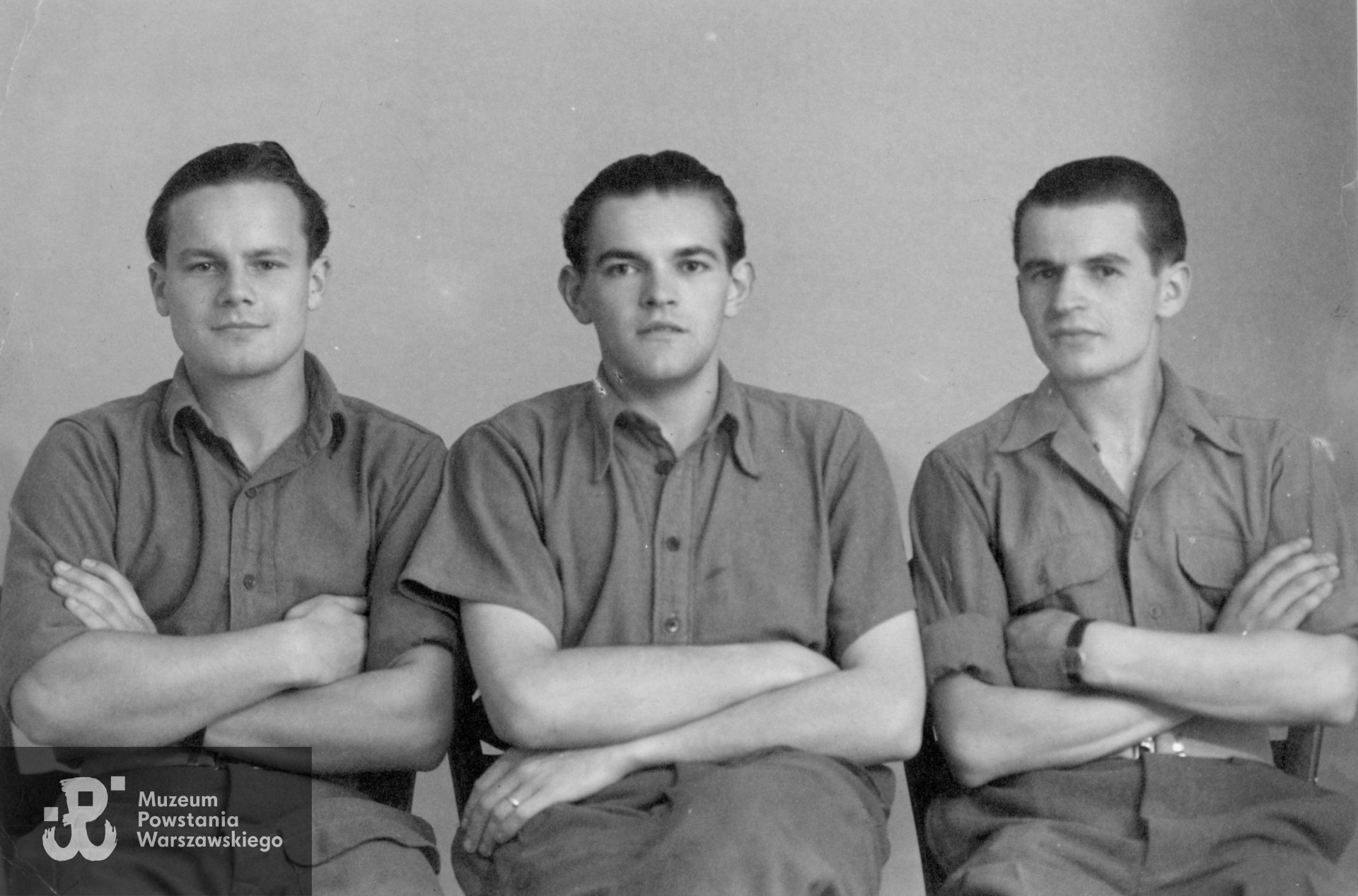 Jan Wierny "Wojtuś" - na zdjęciu w środku. Fot. ze zbiorów rodzinnych p. Joanny Lechowicz, córki Powstańca. Skany wykonano w Muzeum Powstania Warszawskiego wiosną 2025 r. 