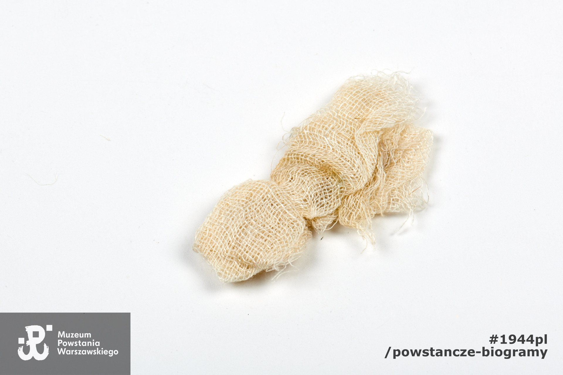 Mały woreczek wykonany z gazy lub bandaża fragment gazy lub bandaża, pochodzenie: zawartość portfela (P/5401)