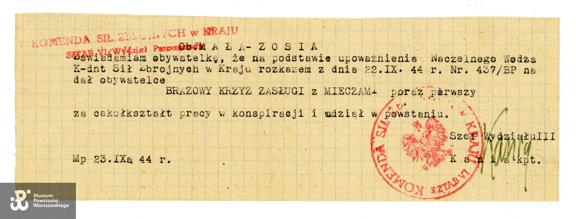 Zawiadomienie z Komendy Sił Zbrojnych w Kraju, Sztab VI / Wydział Propagandy, kierowane do kolporterki "Małej - Zosi", dotyczące nadania Brązowego Krzyża Zasługi z Mieczami z dnia 23.09.1944 r. Na dokumencie widoczny podpis szefa Wydziału III (Propagandy) kpt. Tadeusza Żenczykowskiego ps. Kania. Ze zbiorów Muzeum Powstania Warszawskiego, sygn. P/9328/19, dar p. Magdaleny Roszczyńskiej. 