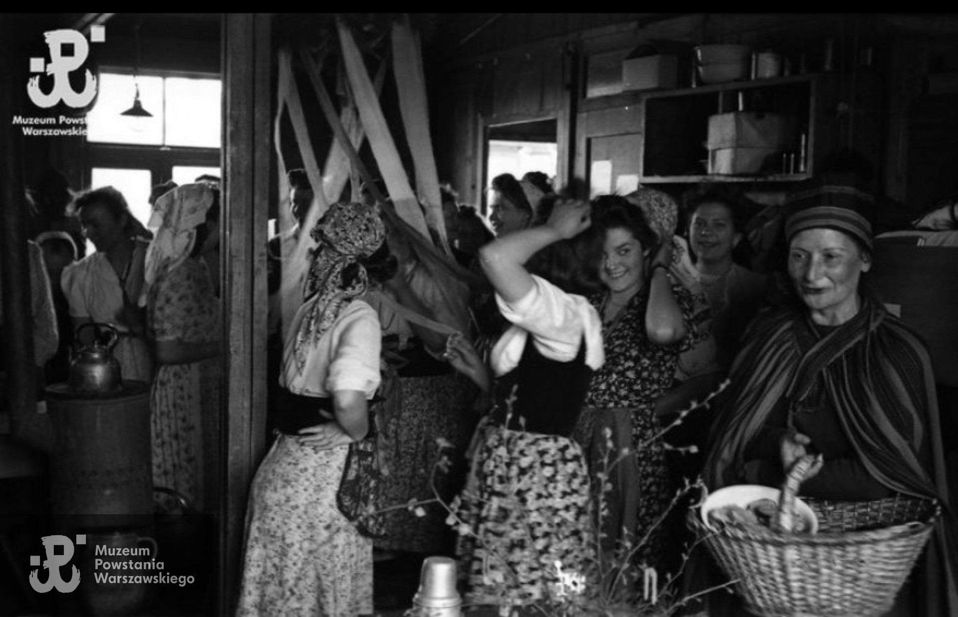  Fotografia z Polskiego Szpitala Wojskowego w Zeithain (Saksonia, Niemcy). Polki przygotowujące się do wielkanocnej ceremonii obnoszenia gaika w obozie. Na pierwszym planie od prawej: Stanisława Mikucka "Sowa", Krystyna Kunowska "Kuna", Barbara Lewandowska "Wirta" (bokiem, z uniesioną ręką). Po prawej w głębi Irena Gabler "Kucia". Autorem zdjęcia jest Czesław Gerwel „Orłoś". Fot. ze zbiorów Muzeum Powstania Warszawskiego, sygn. MPW-IN/3869