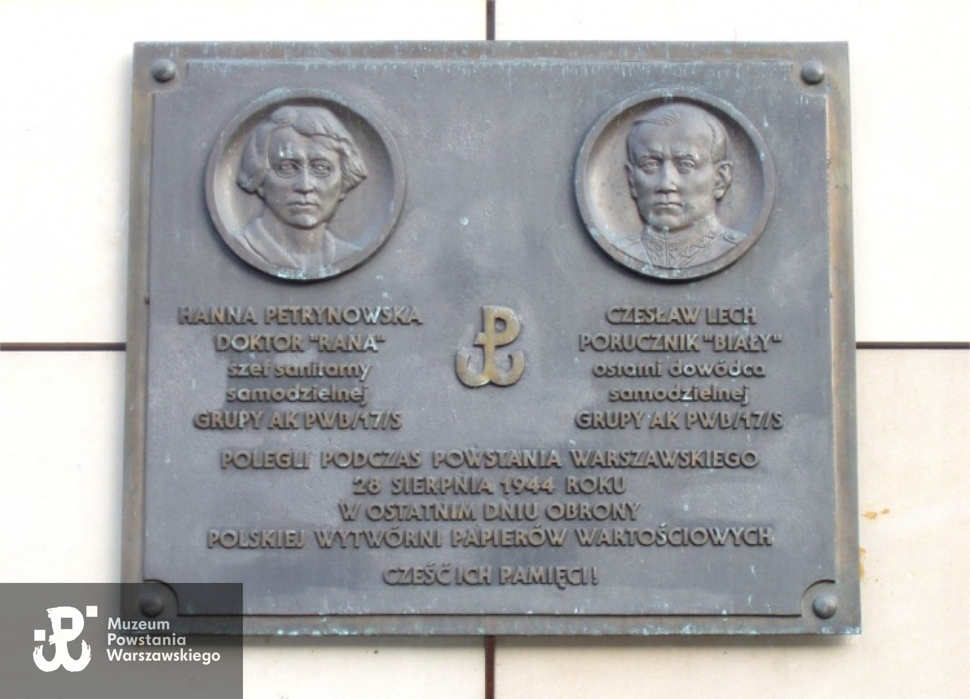 Tablica pamiątkowa przy gmachu PWPW w Warszawie