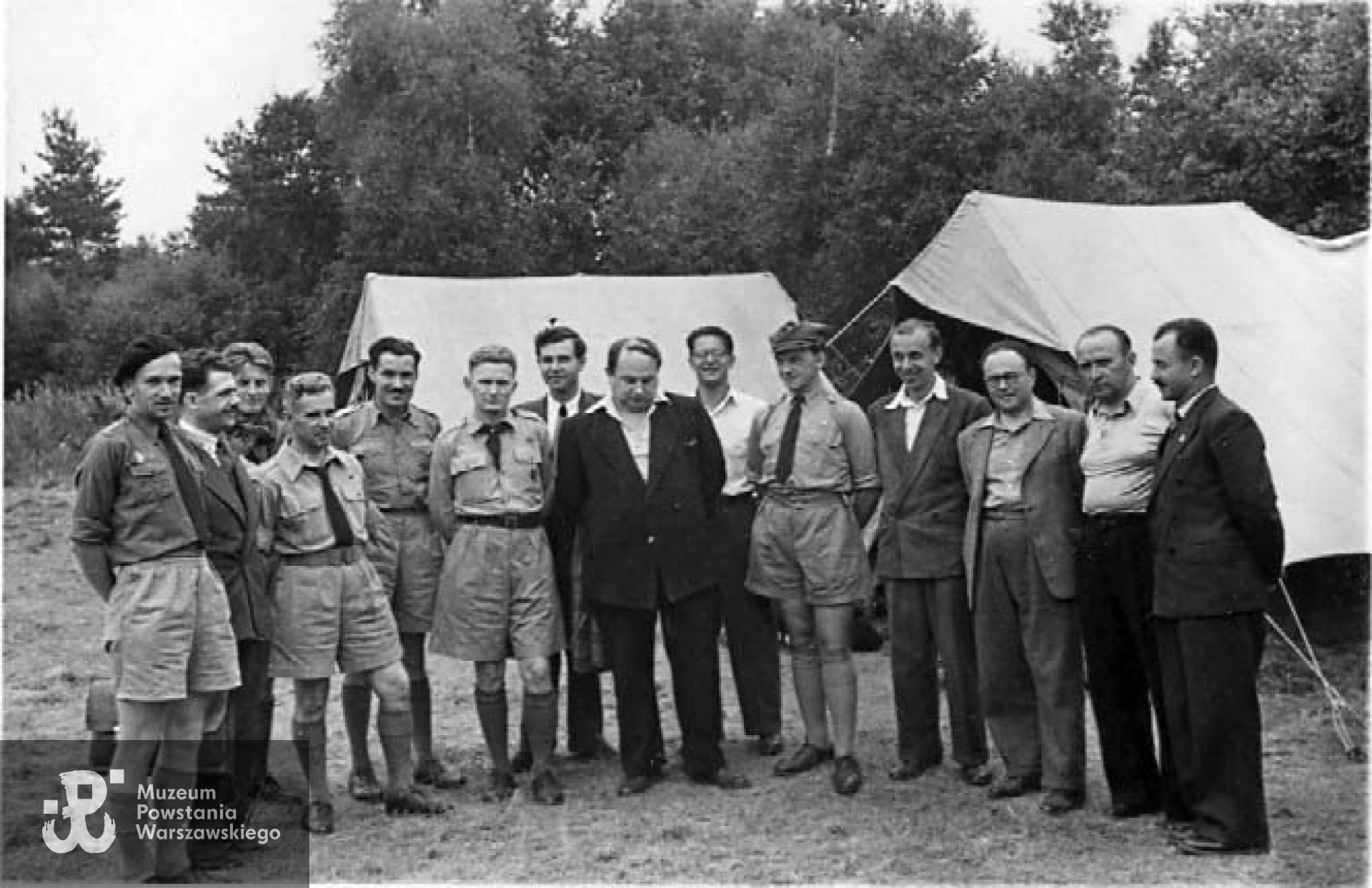Konferencja harcerzy, Krzysztof Głuchowski stoi trzeci od lewej - Witley, sierpień 1949 rok. Fot. z archiwum rodzinnego Krzysztofa Głuchowskiego.