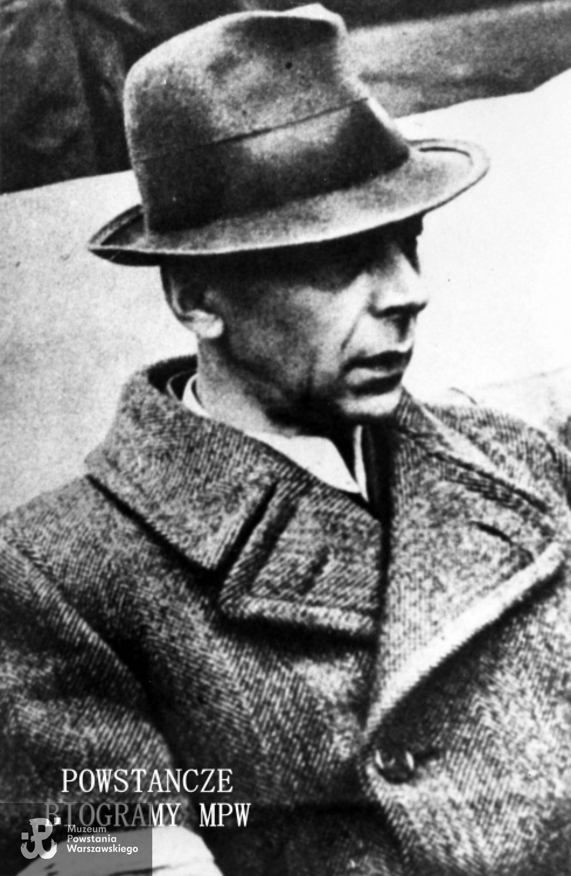 Gen. Tadeusz "Bór" Komorowski w w drodze na rozmowy kapitulacyjne. Kadr większego ujęcia. Ze zbiorów Muzeum Powstania Warszawskiego, sygn. MPW-IH/569