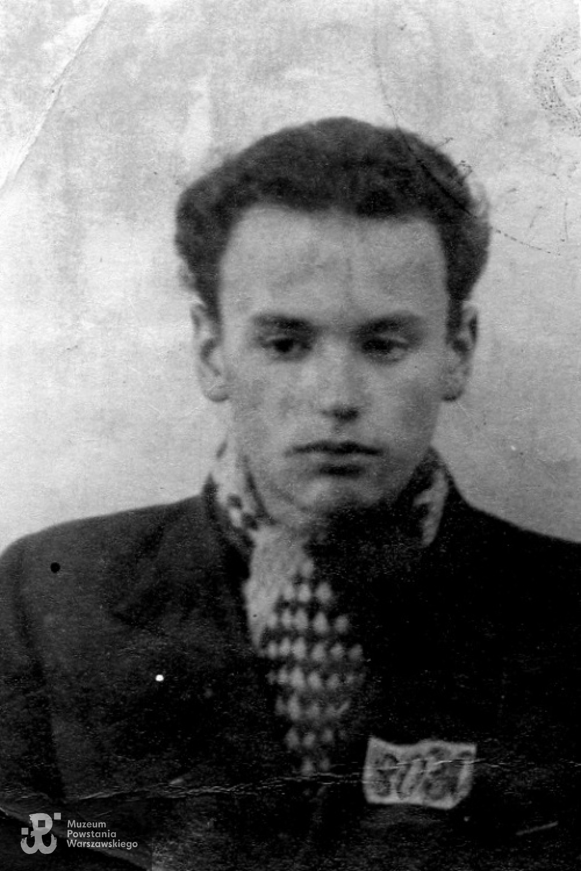 Roman Maciej Garbaczewski "Wit" (1928-2016). 1944 r. Zdjęcie wykonane po Powstaniu, pochodzące z  karty pracy (niem. <i> Arbeitskarte </i>). Fot. udostępniona przez Archiwum 2. HBAP "Żbik"