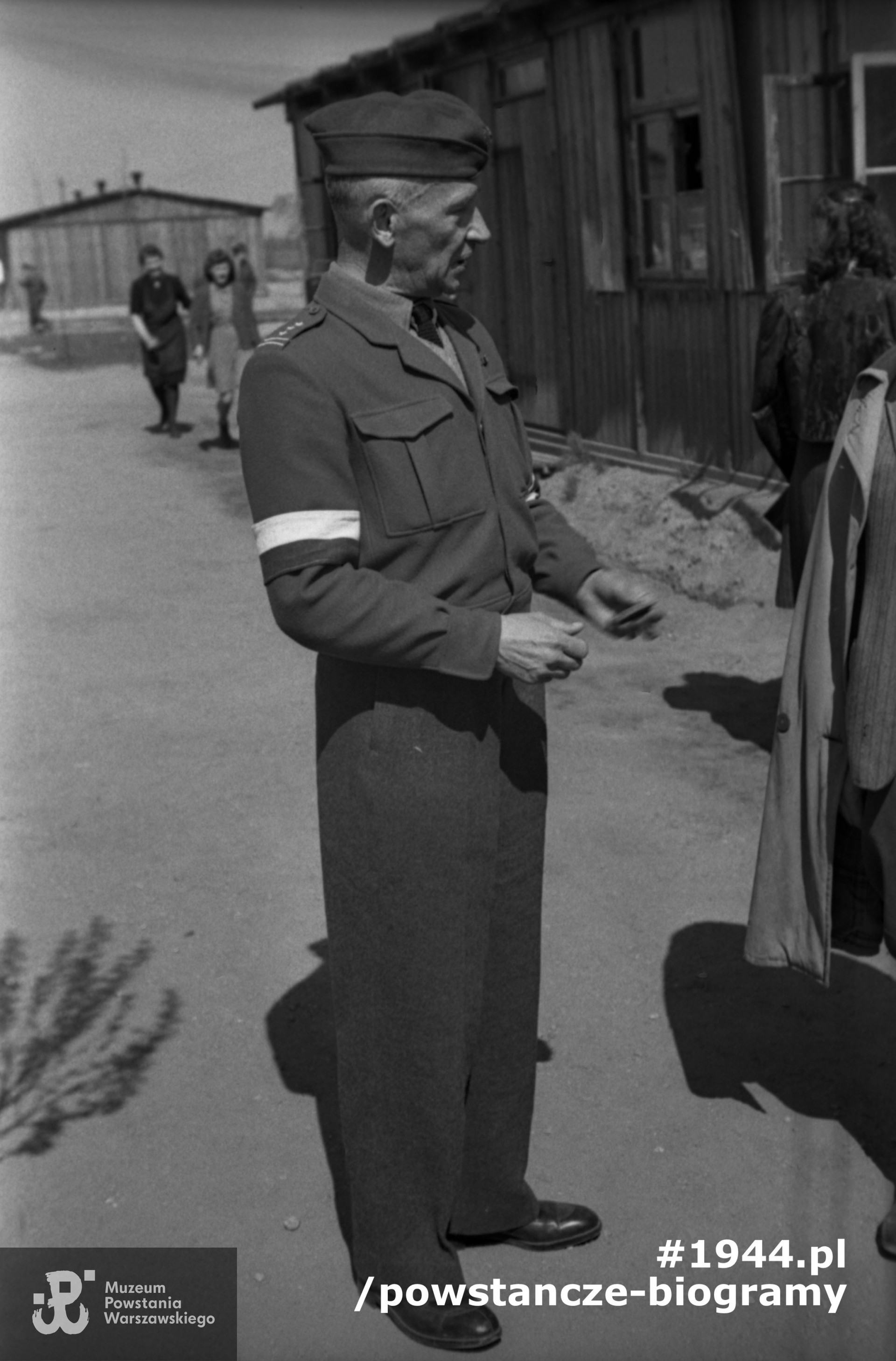 Fotografia z Polskiego Szpitala Wojskowego w saksońskim Zeithain, 19-22 kwietnia 1945 roku.  Płk dr Leon Strehl „Feliks” w amerykańskiej bluzie polowej. Autorem zdjęcia jest Czesław Gerwel. Fot. ze zbiorów Muzeum Powstania Warszawskiego, sygn. MPW-IN/3892