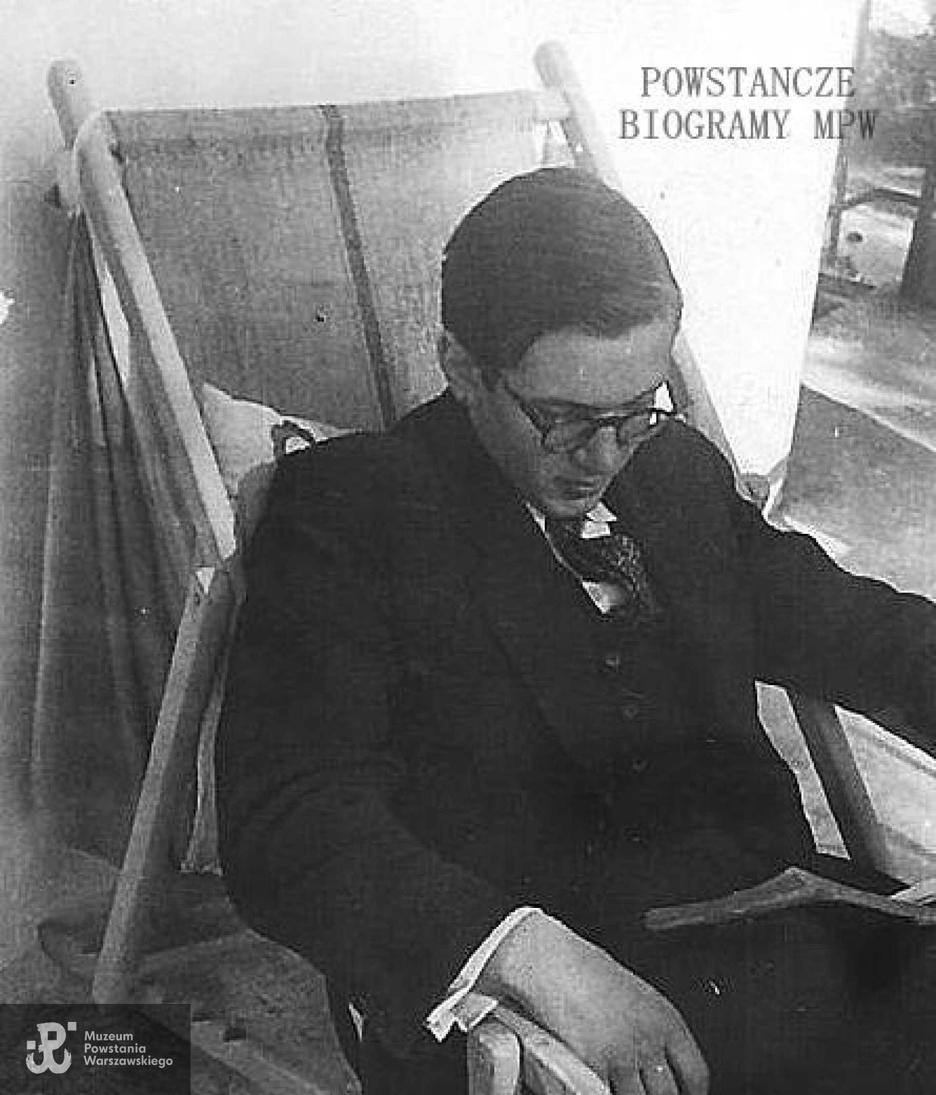 Anin 1944 r. Jerzy Mickiewicz "Mruczek" na leżaku. Zdjęcie wykonane najprawdopodobniej miesiąc przed śmiercią - w lipcu 1944 r. Fot. z archiwum rodzinnego Józefa Kaczkowskiego