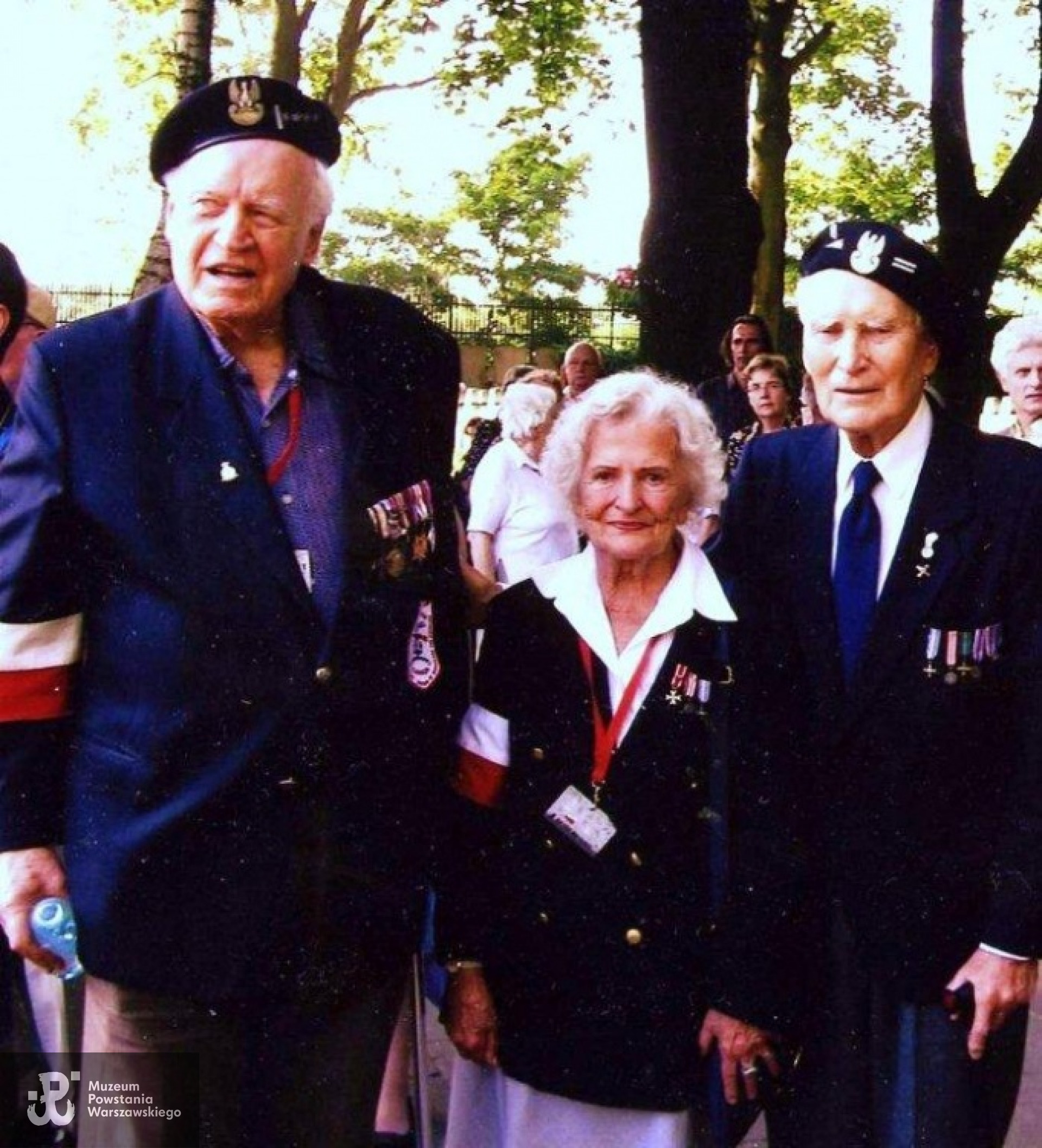 Od lewej stoją: Andrzej Miedzianowski, łączniczka "Zosia" i Zbigniew Zakrzewski - Warszawa 2004