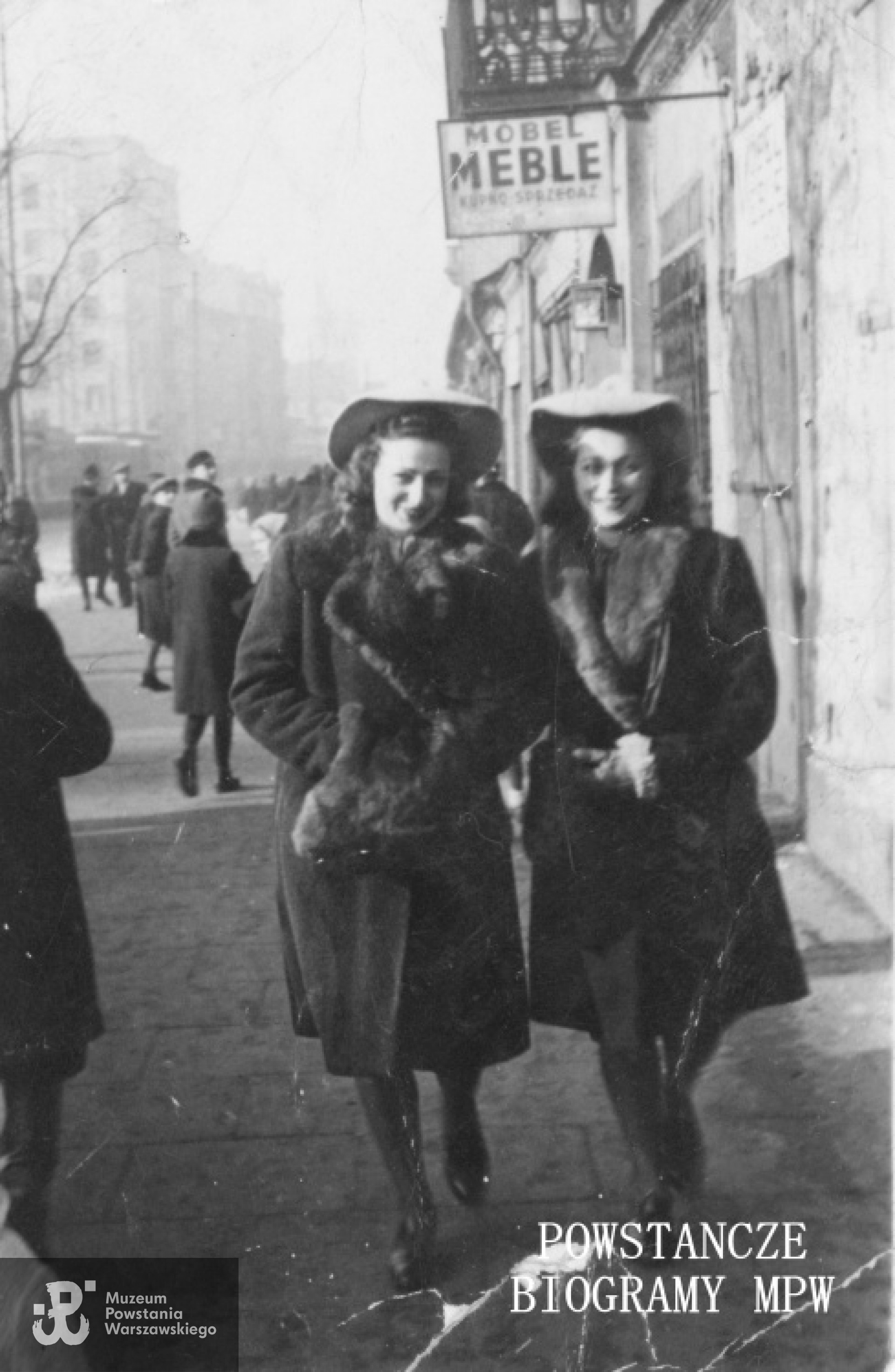 Irena (z lewej) i Janina ( po prawej) - Warszawa, lata okupacji. Fot. z archiwum rodzinnego Ireny Kosyl z d. Godlewskiej