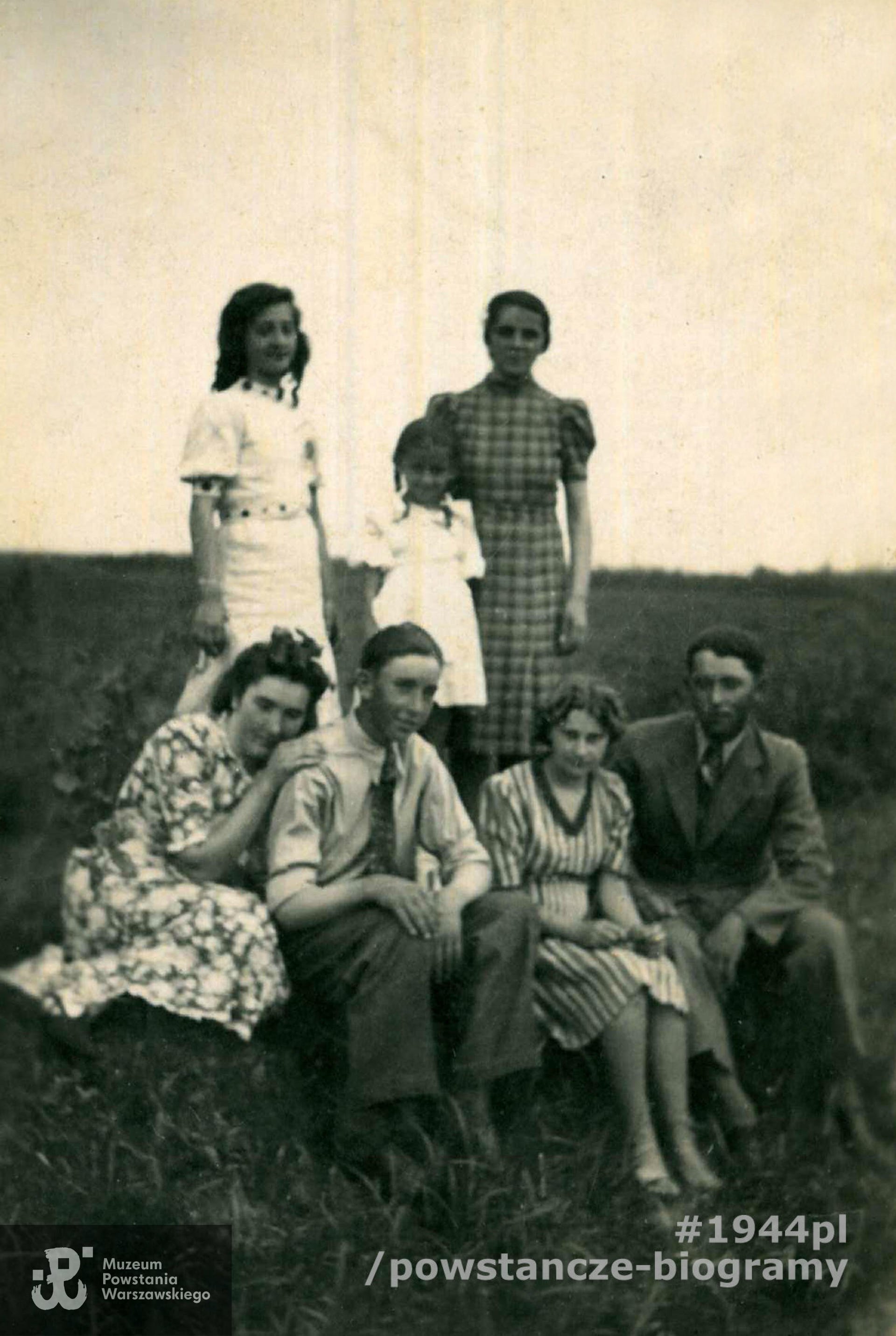 W pierwszym rzędzie siedzą: Kazimiera Szelenbaum (siostra Zygmunta), Zygmunt, NN - koleżanka pochodząca z Warszawy, Henryk Grędzicki (brat Zygmunta). Stoją: Janina Grędzicka (siostra Zygmunta), Barbara Grędzicka (córka Bronisława Grędzickiego), Marianna Grędzicka (żona Bronisława Grędzickiego, babcia ofiarodawcy skanu). Fot. ze zbiorów rodzinnych, udostępnił p. Jerzy Szcześniak
