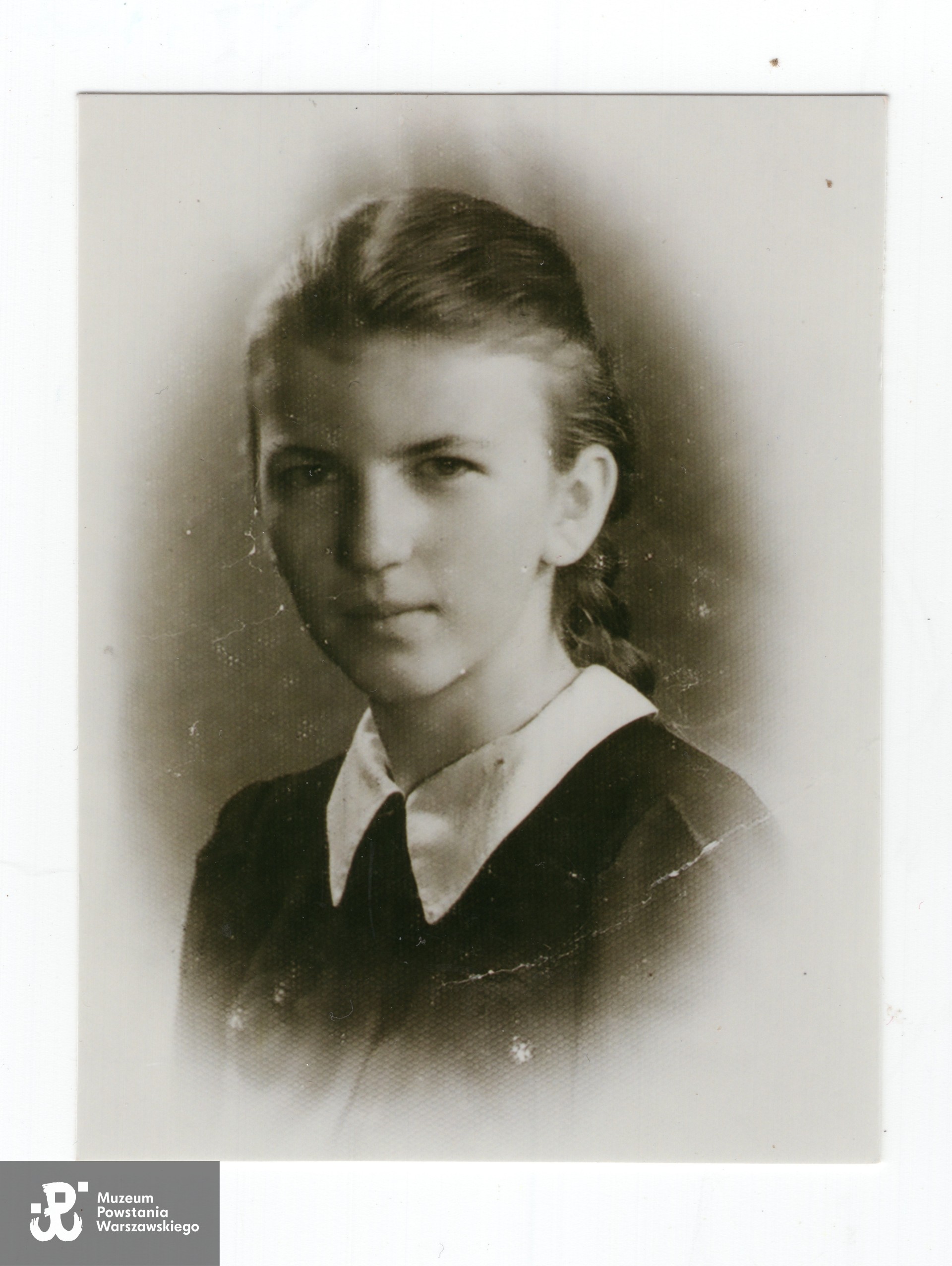 Teresa Ekner, po mężu Jodkowska.  Fotografia wykonana w 1941 roku. Fot. ze zbiorów Muzeum Powstania Warszawskiego, dar p. Teresy Jodkowskiej. 