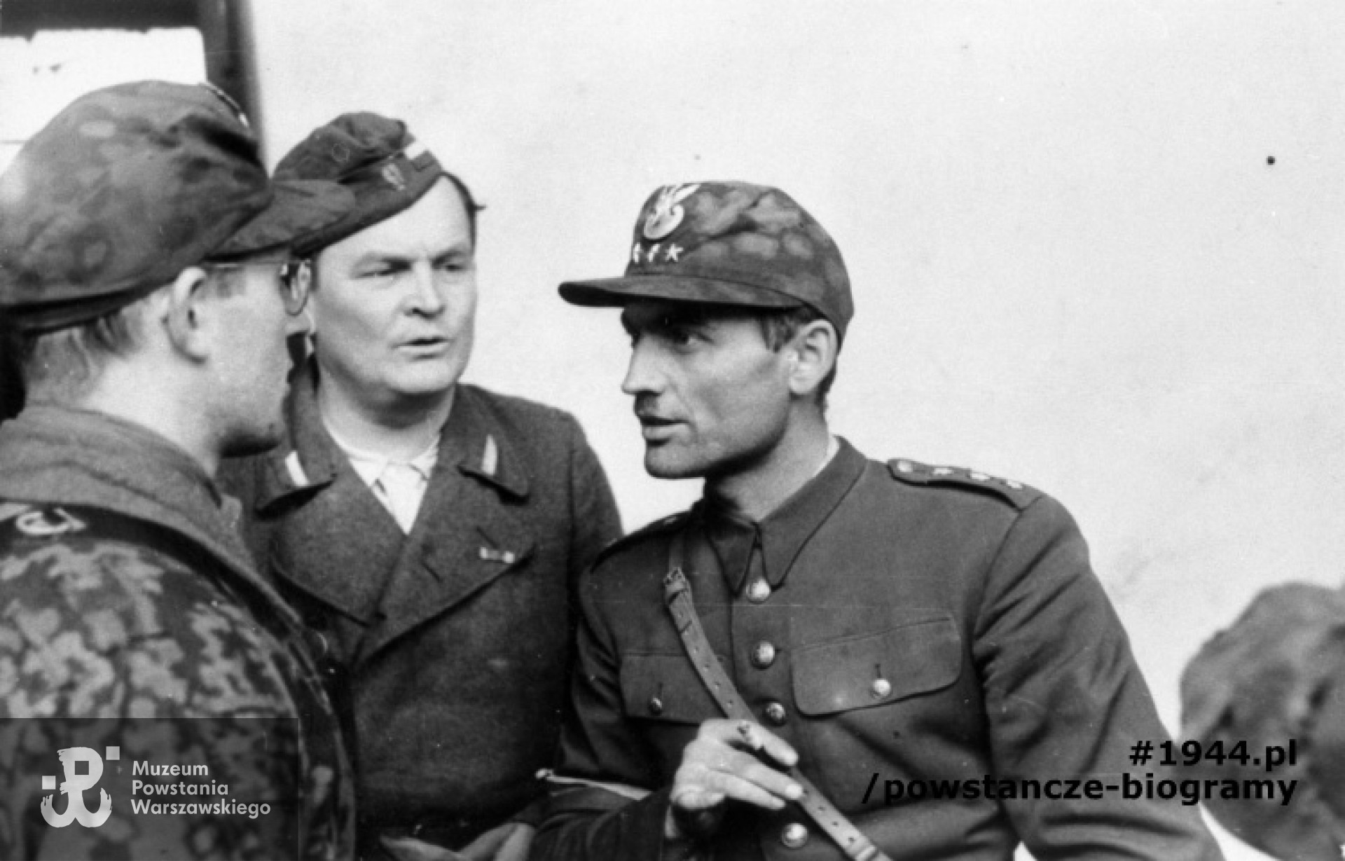 Kpt. "Hal" (Wacław Stykowski, na zdjęciu po prawej) w rozmowie z por. "Jackiem" (Eugeniusz Kwiatkowski). Ze zbiorów Muzeum Powstania Warszawskiego, sygn. MPW-IH/3929