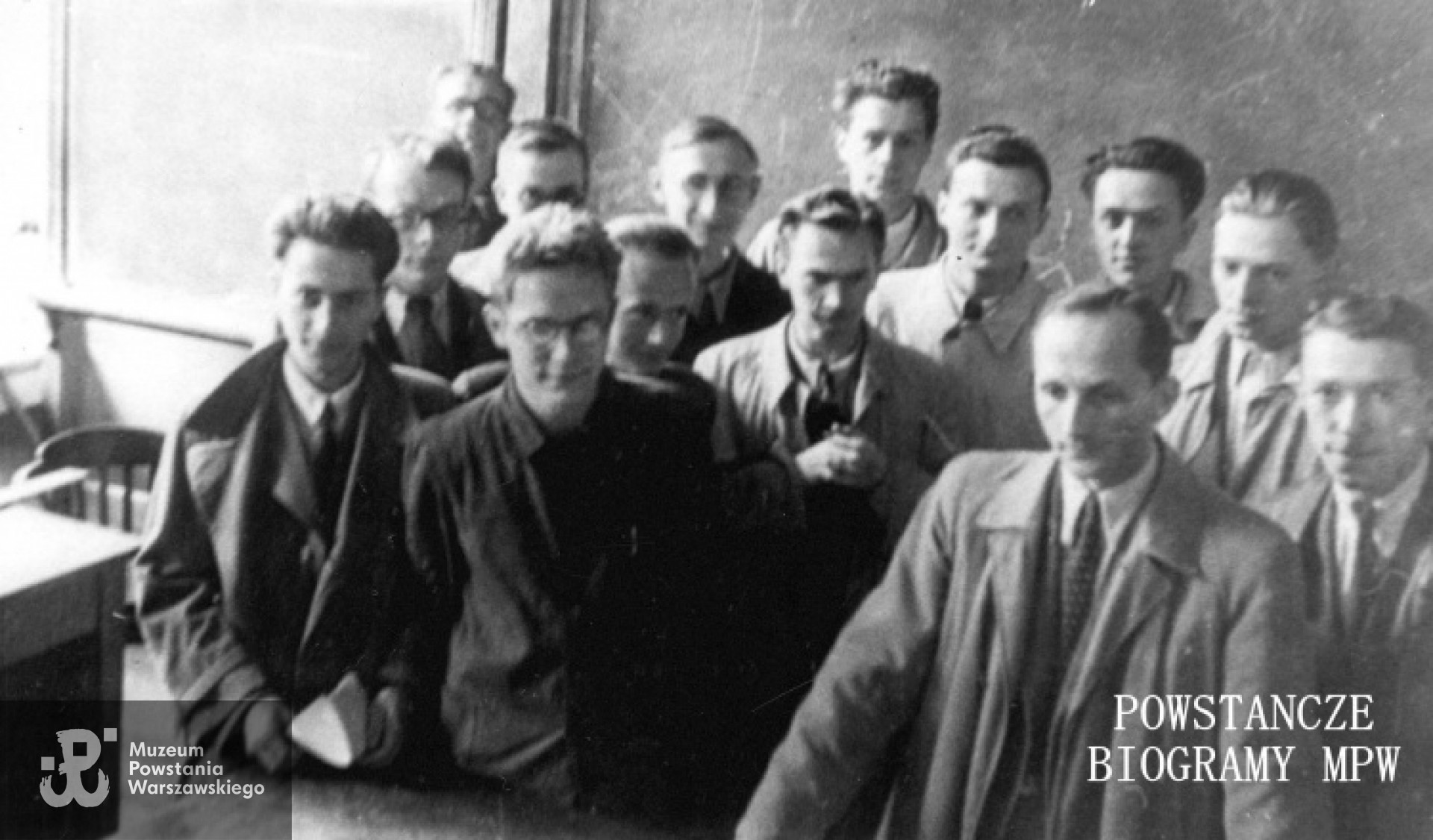 Zdjęcie z okresu okupacji. Ćwiczenia z rysunku technicznego w szkole Wawelberga i Rotwanda, Wydział Elektryczny. Na pierwszym planie z prawej inż. Zbigniew Lewandowski (mjr "Szyna") ze studentami roku, którego był opiekunem w gmachu Fizyki Politechniki Warszawskiej. Ze zbiorów Muzeum Powstania Warszawskiego, sygn. MPW-IK/340