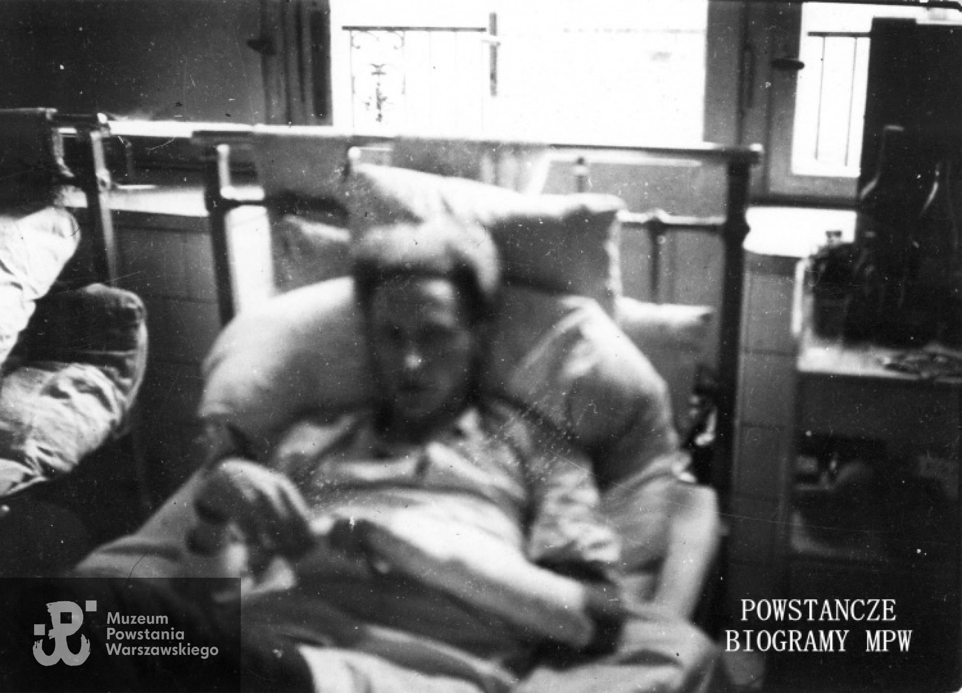 Fotografia z Powstania Warszawskiego autorstwa Ireny Kummant-Skotnickiej. Ppor. Leopold Kummant "Ryski" z plutonu "Rygla" zgrupowania "Bartkiewicz" (brat autorki) w szpitalu w budynku Ubezpieczalni Społecznej Mariańska 1 róg Pańska 34, ciężko ranny w ataku na PAST-ę z 2 na 3 sierpnia 1944. Ze zbiorów MPW, sygn. MPW-IP/3821