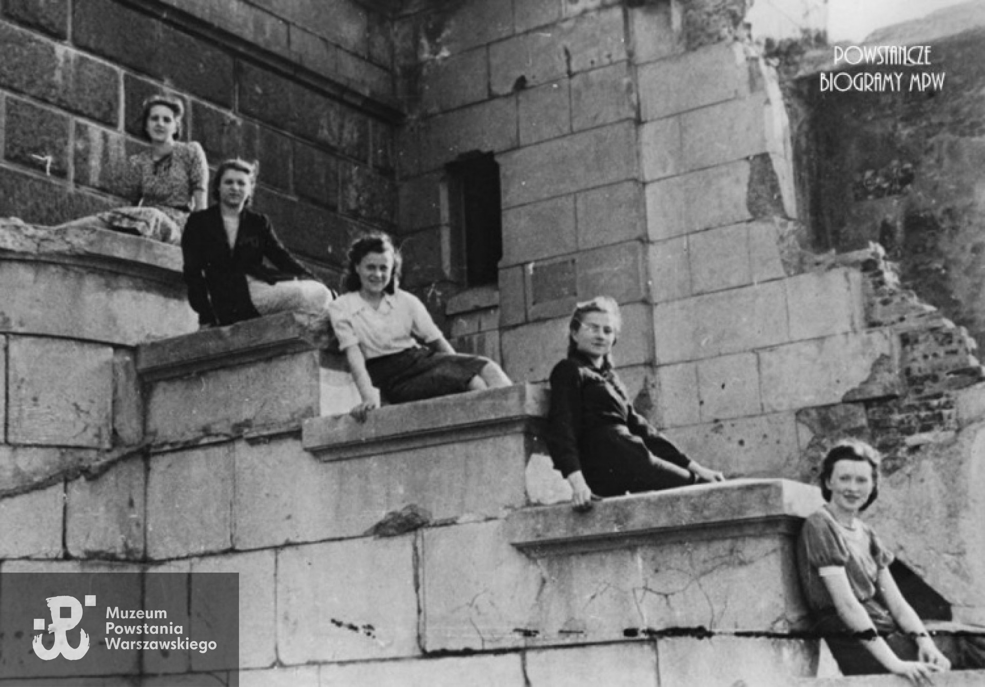 Stefania Grzeszczak „Stefa” (na dole, pierwsza z prawej) z towarzyszkami. Fot. ze zbiorów AAN, Akta Lecha Gołębiowskiego, sygn. 678.