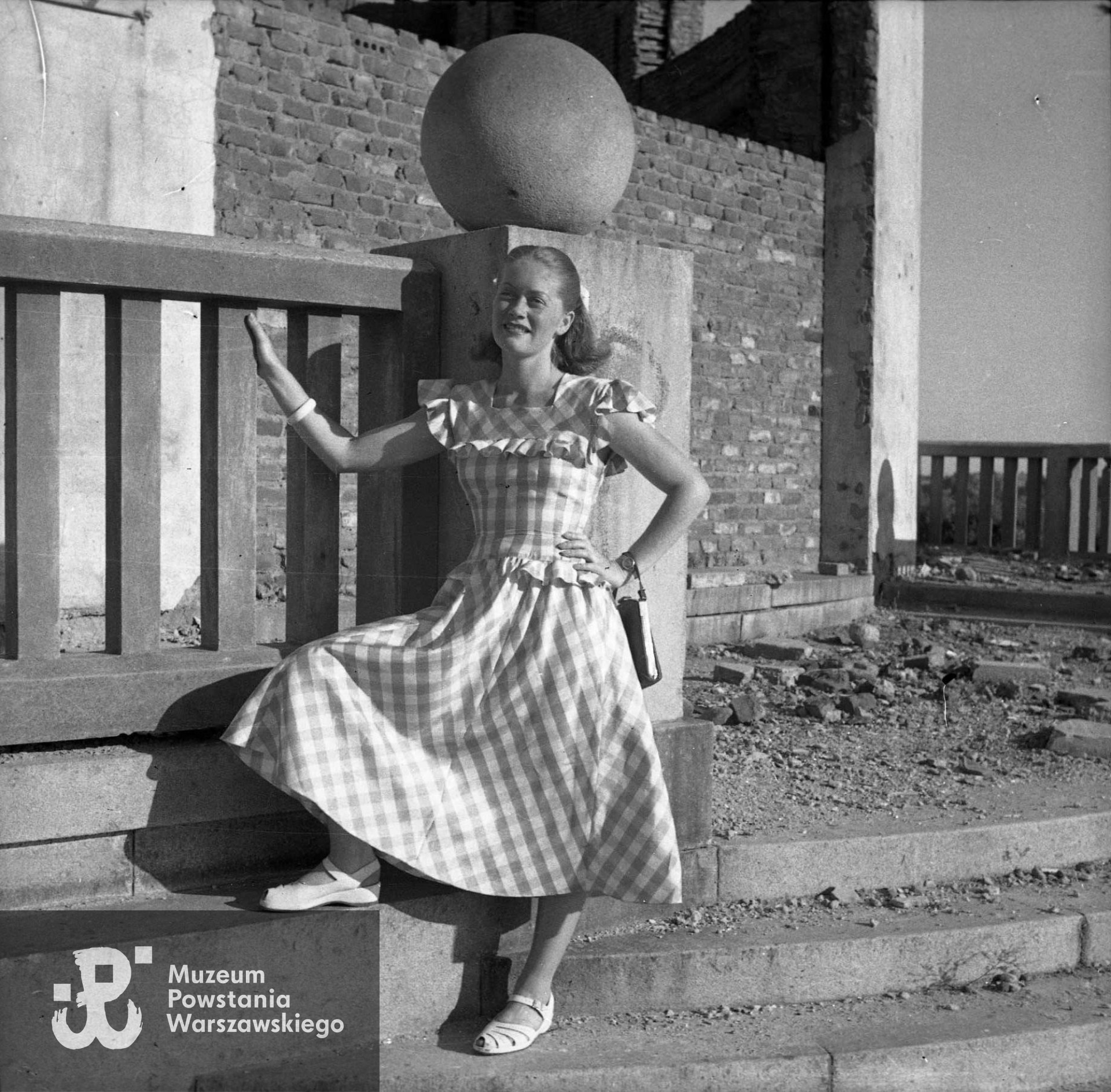 Fotografia z okresu powojennego. Warszawa, Śródmieście Południowe. Aktorka Alina Janowska (w Powstaniu Warszawskim łączniczka "Alina" w batalionie "Kiliński") na schodach cukierni Lardellego przy ulicy Polnej 30. Autorem zdjęcia jest Edward Dziewoński. Fot. ze zbiorów Muzeum Powstania Warszawskiego, sygn. MPW-IN/4231