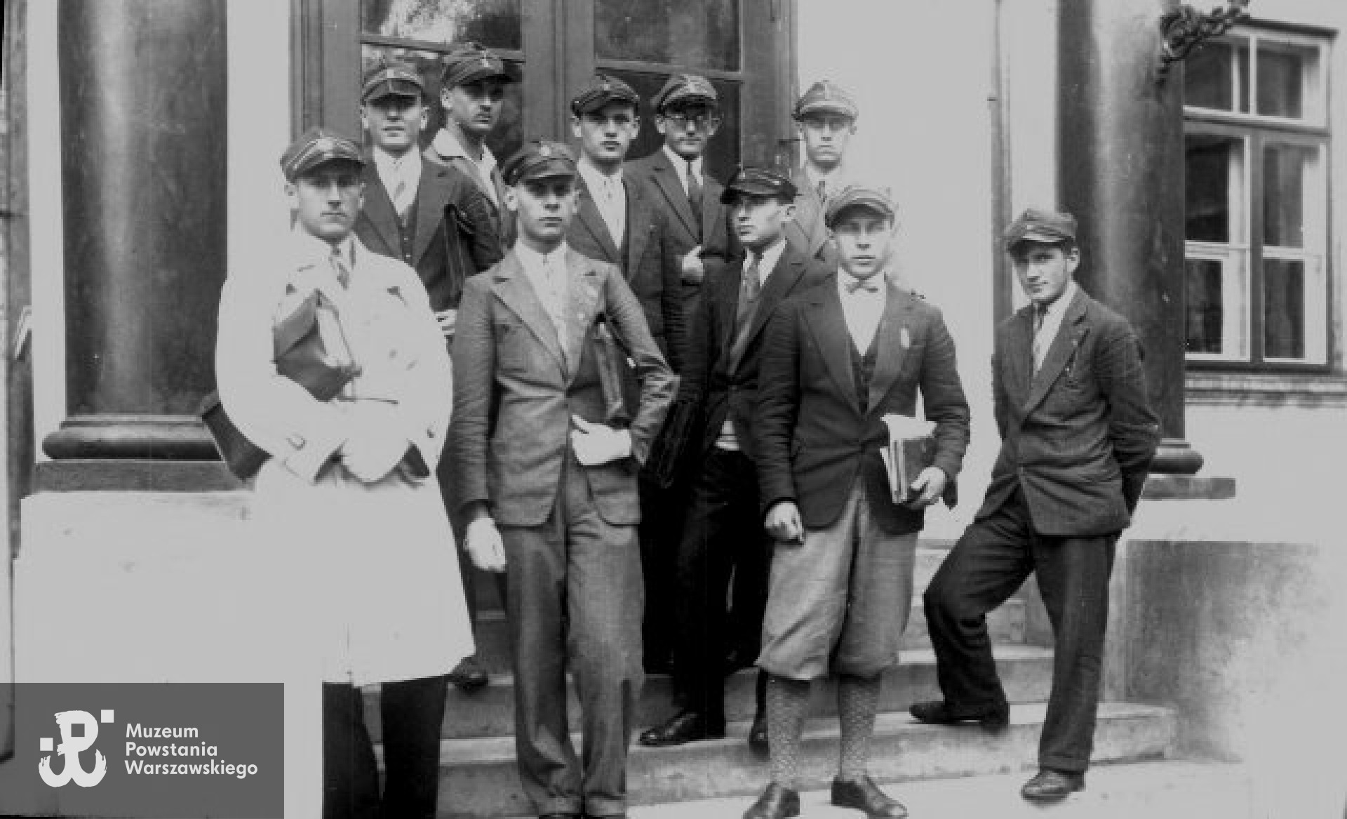 Janusz Kozielski w grupie studentów UW. Lata 30-te XX w. Fot. archiwum rodzinne.