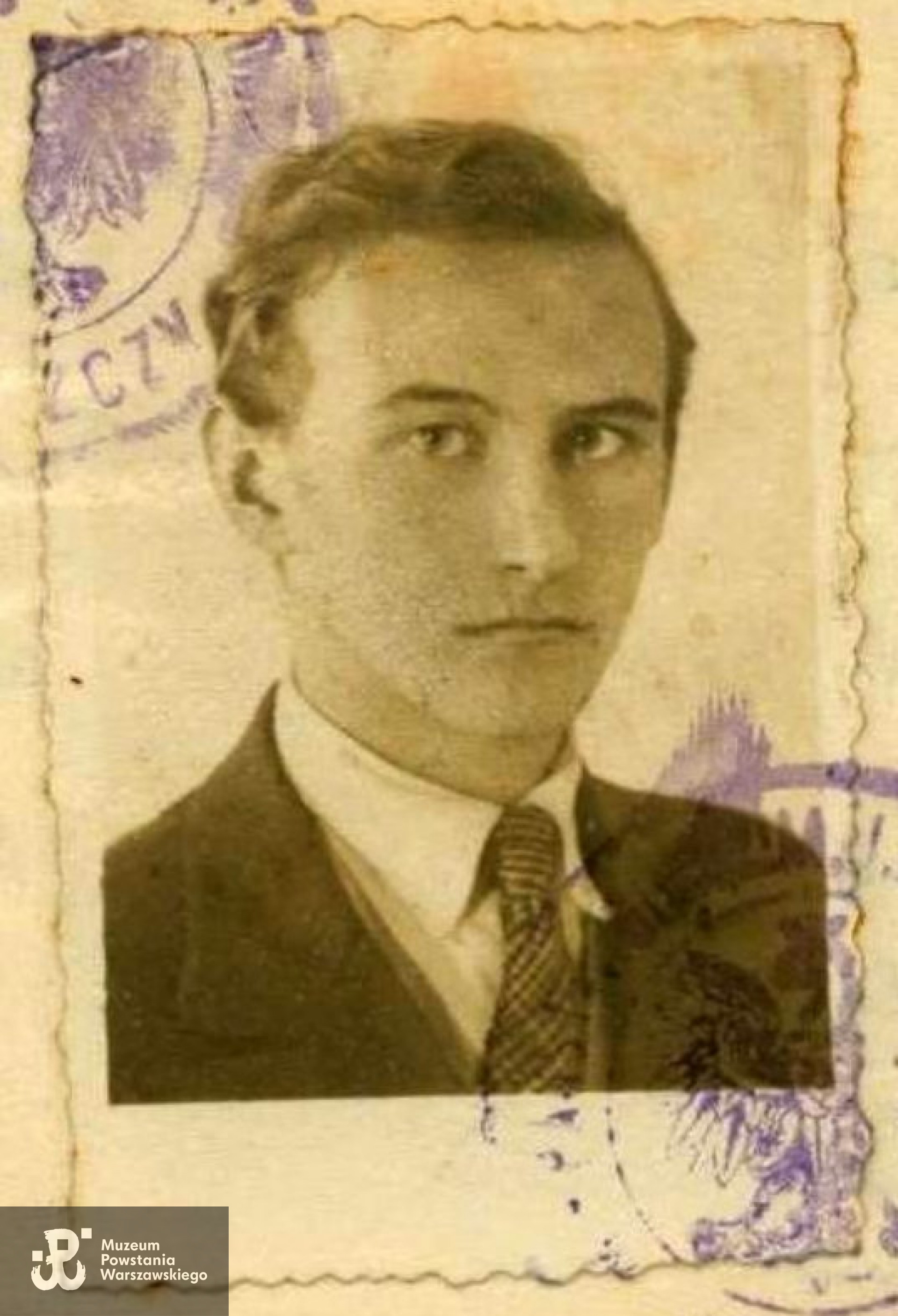 Jerzy Kazimierz Hermanowski (Jastrzębiec - Hermanowski) ps. Góral (1919 - 1991). Fotografia ze świadectwa maturalnego. Archiwum rodzinne p. Ewy Mączewskiej z domu Jastrzębiec - Hermanowskiej.