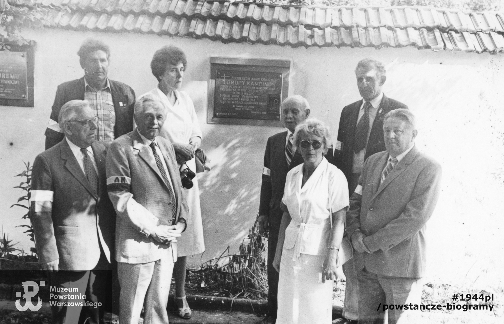 1987 rok - Przy tablicy pamiątkowej przy murze klasztoru cystersów poświęconej żołnierzom Grupy Kampinos, którzy po bitwie pod Jaktorowem (29.09.1944 r.) przedarli się w Góry Świętokrzyskie.