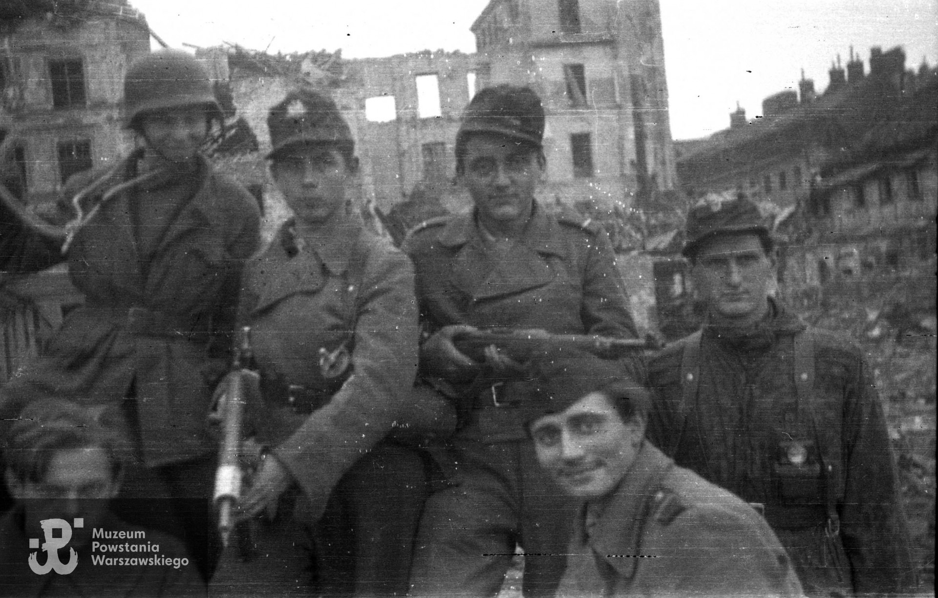 Fotografia z Powstania Warszawskiego, koniec września 1944.  Grupa żołnierzy z Batalionu "Miotła" pluton "Torpedy" na terenie między Instytutem Głuchoniemych i Ociemniałych przy placu Trzech Krzyży a ulicą Książęcą 7. Od lewej: Jerzy Głowacki "Karlus", strz. Tadeusz Rajszczak "Maszynka", st. strz. Kazimierz Gabara "Łuk", sierż. pchor. Zdzisław Maciej Michalski "Sokół", st. strz. Franciszek Świerczewski "Franuś", ppor. Józef Nyc "Piorun". Autorem zdjęcia jest Jerzy Michalski "Korczak". Fot. ze zbiorów Muzeum Powstania Warszawskiego, sygn. MPW-IN/4253 (P/4999/06).