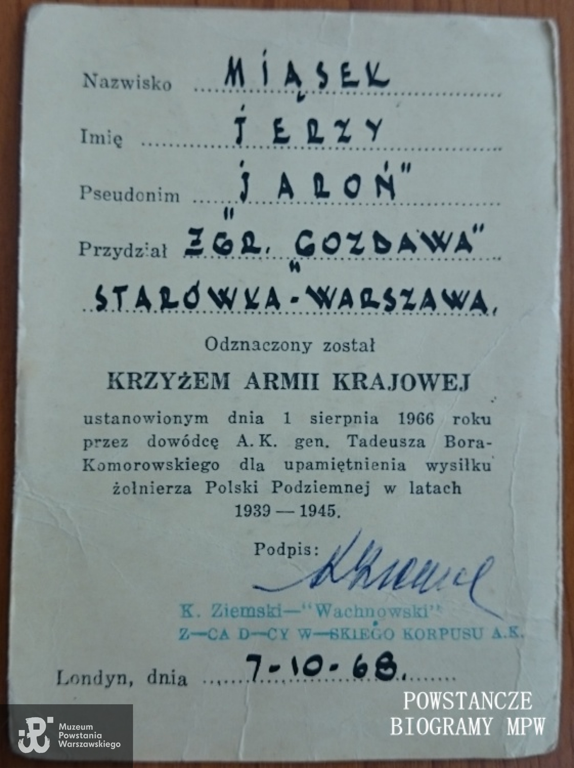Legitymacja Krzyża Armii Krajowej podpisana przez Karola Ziemskiego "Wachnowskiego" - Londyn, 1968 rok. Z archiwum rodzinnego Michała Wilczyńskiego