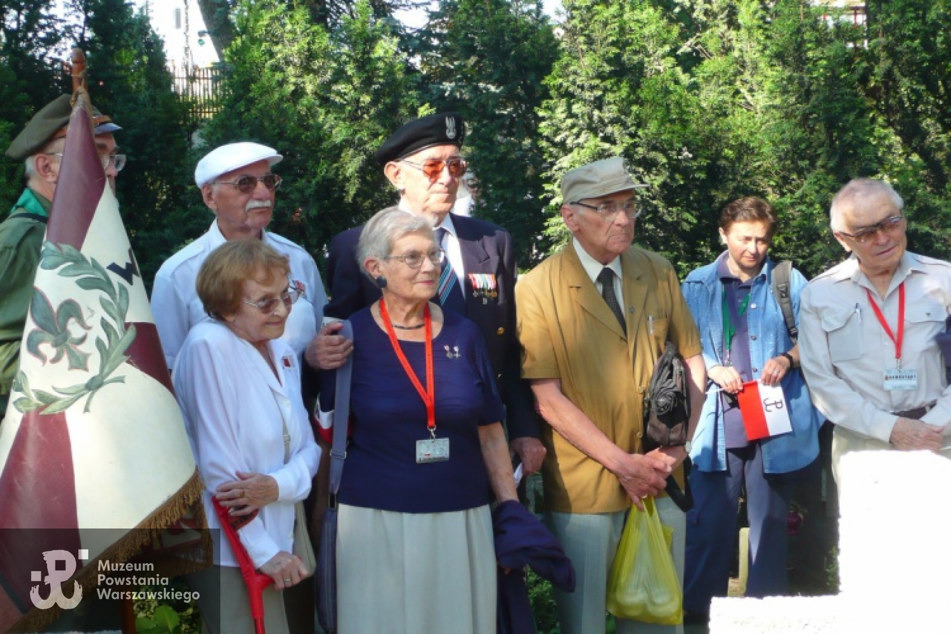 Robert Skupieński pierwszy od prawej podczas wizyty na cmentarzu Powązki przy kwaterze Gurt w towarzystwie koleżanek i kolegów ze "Żbika". Zdjęcie ze zbiorów Jana Wawszczyka / Archiwum 2. HBAP "Żbik"